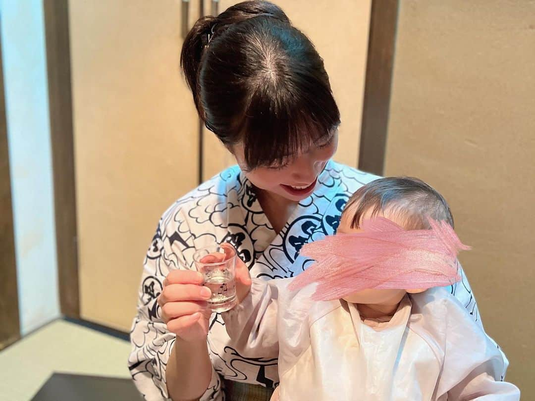 小田飛鳥さんのインスタグラム写真 - (小田飛鳥Instagram)「義理妹ちゃんと姪っ子ちゃんを連れて、秩父巡業旅へ行って来ました！ #二百年の農家屋敷宮本家 さんへは二度目✌︎ ご当主の元幕内力士、剣武さんです🥹 そして、雷部屋の力士浴衣をお借りして着ていたら、前乗りされていた雷親方にもお会い出来てお写真まで〜🙀⚡️ お忙しい中、本当にありがとうございました🙇🏻‍♀️ 姪っ子ちゃん、力士スタイと靴下履いて、巡業も楽しんでくれました🫰🏻💕 私もお相撲さんに抱っこされたい（笑） #大相撲 #相撲女子 #力士と赤ちゃん #翔猿さんやっぱりイケメン #雷親方 #女子旅 #姪っ子love #sumo #japan #japantraditional」10月13日 9時59分 - asuka_oda_0320