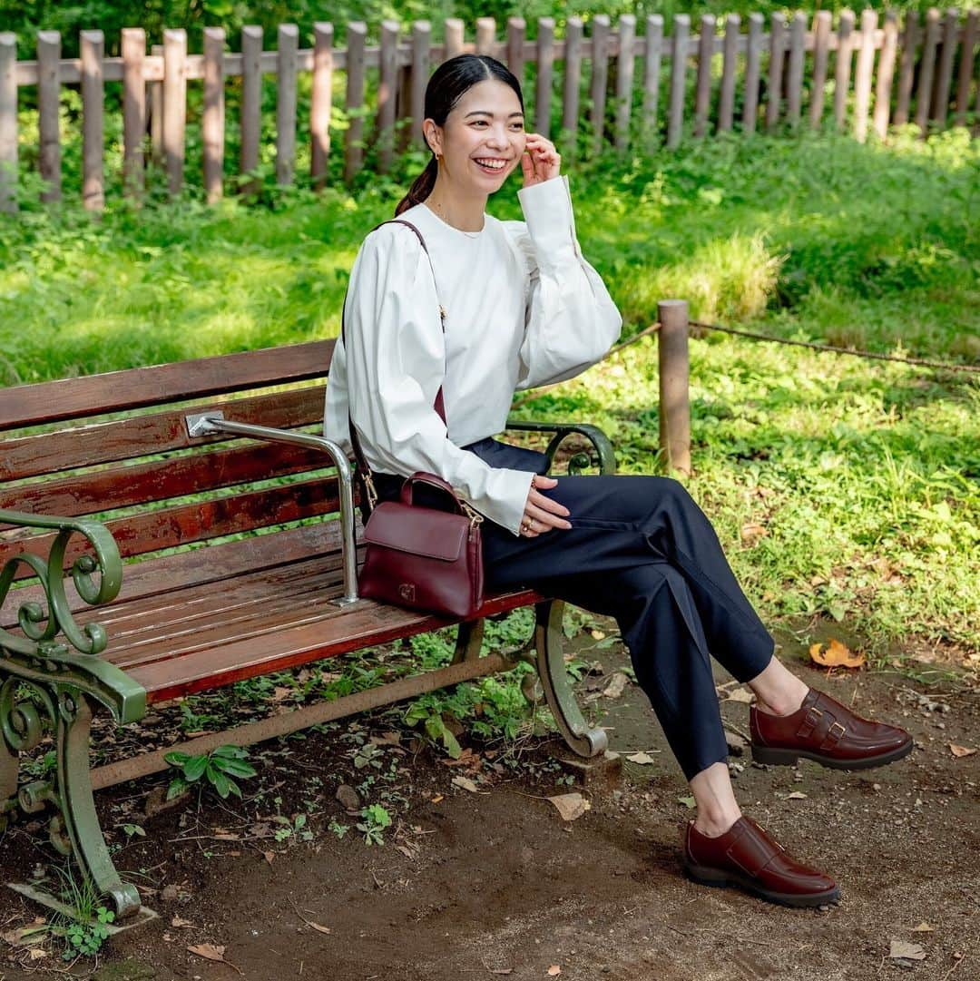 COLE HAAN JAPANのインスタグラム：「. PRスペシャリストやオピニオンリーダーとして 多岐にわたり活躍する佐藤匠さん。  人と接することが多い彼女のスタイリングは、 柔らかな印象と品の良さ、 そしてアクティブに１日中動き回れる機能性が大切。  メンズライクなモンクストラップが印象的な ローファーは、スマートに見えるだけでなく 凸凹になっているアウトソールが 程よいボリューム感としっかりしたグリップ力を発揮。  ミニサイズで新登場したサッチェルバッグも 幅広にとられたマチや充実したポケットで コンパクトな見た目からは想像できない程の 収納力を実感いただけます。  👞 グリニッジ モンク ストラップ ローファー ￥38,500-  👜 ミニ コレクティブ サッチェル ￥44,000-  @hello_takumi  #ColeHaan #コールハーン #佐藤匠 #秋ファッション #秋冬ファッション #モンクストラップローファー #ローファー #サッチェルバッグ #ハンドバッグ」