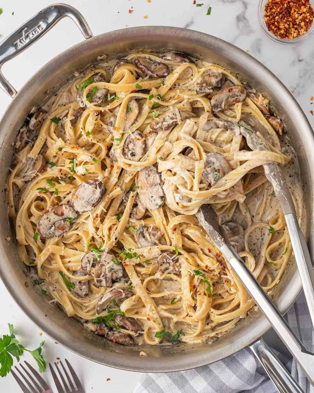 Easy Recipesさんのインスタグラム写真 - (Easy RecipesInstagram)「Mushroom lovers will adore this creamy mushroom pasta. This restaurant-quality dish combines pasta with mushroom sauce that is creamy, dreamy and so easy to make. It comes together quickly and uses budget-friendly ingredients, so it’s the perfect family dish.  Full recipe link in my bio @cookinwithmima  https://www.cookinwithmima.com/creamy-mushroom-pasta/」10月13日 10時09分 - cookinwithmima