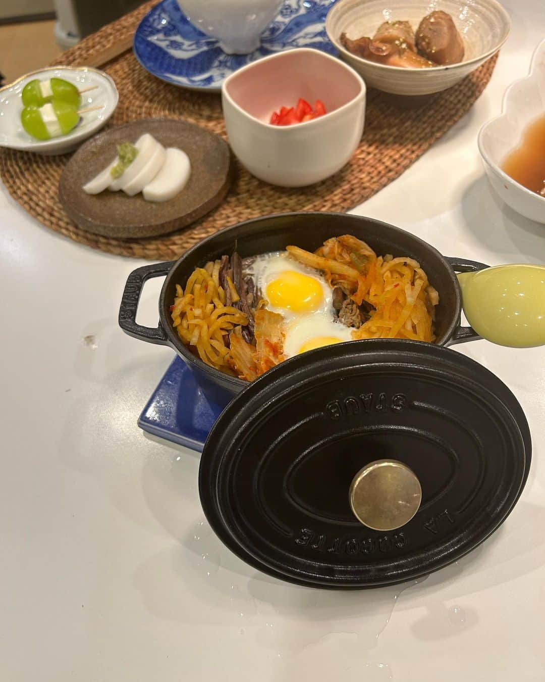 安藤優子さんのインスタグラム写真 - (安藤優子Instagram)「おはようです！  リンです❣️  今日の朝はね、ホントに涼しくて、いっぱいいっぱい朝ンポしてきたよ。  からの、おはようの舞（笑）です。  でね、昨日のテーブルからはね、おかーさんがまたバクテー作ったって。  それと烏骨鶏の卵をたくさんいただいたから、おとーさんには石焼ビビンバならぬ、ココットビビンバ（笑）だって。  それとね、シャインマスカットにクリームチーズはさんだおつまみね。  おとーさんがどこかで食べて美味しかったからって、作ってた。  見てたから、知ってる。  おかーさんも、「へえー」って食べてたよ。  アタシが蓋に乗っている器にはね、豚肉のソテーの残りものときゅうりの辛子和えが入っていたよ。  これも見てたから、知ってる。（笑）  で、おかーさんから、昨日はバタバタして出来なかった「キッチンで話そ！」、今日やります！って。  きっぱり言ってた。（笑）  だから後でまたよろしくお願いいたします。  以上、烏骨鶏なテーブル付近からお伝えしました❣️  by リンゴ。  #おはようの舞  #フレンチブルドッグ  #安藤優子」10月13日 10時07分 - yukoando0203