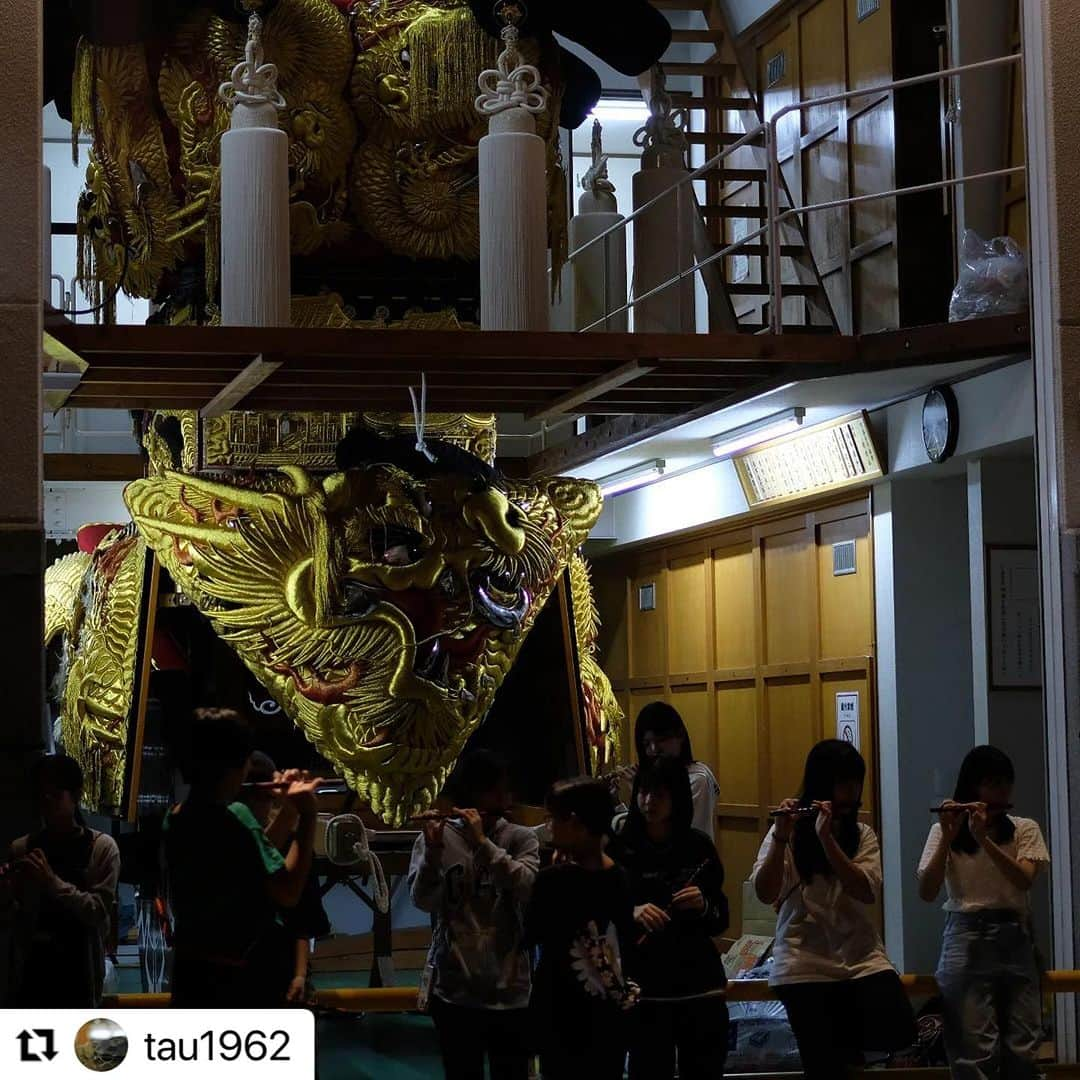 西条市のインスタグラム：「いよいよ！  #祭り #みこし #愛媛県 #西条市  #Repost @tau1962 with @use.repost  西条市喜多川にて #西条祭り #西条祭り2023 #lovesaijo #lovesaijoまつり #伊曽乃神社例大祭 #神輿 #下喜多川 #魔法のレンズ #xf35mmf14 #xt2 #撮って出し #無加工 #myfujifilm #fujifeed #ilovefujix #fujifilm_global #fujifilmimages #lookslikefujifilm #今日もx日和 #東京カメラ部 #colorsjp #clearvisionshots」