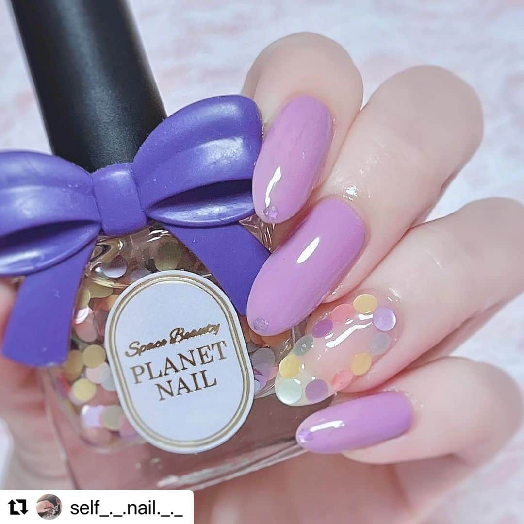 【PLANET NAIL（プラネット ネイル）】公式さんのインスタグラム写真 - (【PLANET NAIL（プラネット ネイル）】公式Instagram)「✰✰✰✰✰✰✰✰✰✰✰✰✰✰✰✰ PLANET Girl🪐 @self_._.nail._._ さま♡  PLB09 未確認の四大元素 PLB35 リトルスターの軌跡 を使ったこれまたポップで可愛い ハロウィンネイルデザインをご紹介します🎃🩷 ━━━━━━━━━━━━━━━ 明るいポップなハロウィンネイル🎃🔆  　使用ポリッシュᝰ✍︎꙳⋆ ----------------------- @planet.jp  PLB09 未確認の四大元素 　　　　　　PLB35 リトルスターの軌跡 @playful_nail アップデートネイル pun-12 　　　　　　　コーディネートネイル pcn-04 @canmaketokyo カラフルネイルズ N29 @gene_tokyo デニムブルー  -----------------------  　　　　　 　薬指の丸ホロ囲みネイル  　めっちゃ可愛くないですか🥺🔆  　プラネットネイルの未確認の四大元素です👌🏻  　パステル調の丸ホロがたくさん入っていて  　とってもキュート💛💜🩷🩵  　　　　　 　ショートネイルの方でも可愛くなると思うので  　ぜひ色んな方に試してもらいたいです🥹  　　　　　 　他の指はプレイフルネイルのpun-12を2度塗り✌️  　爪先にリトルスターの軌跡の紫のホロを  　ひとつ付けました💜  　　　　　 　親指はおばけの兄弟👻🤍  　血色感ほしくてチークしてあげた笑笑  　  　@planet.jp ではネイルコンテストを開催中です🎃👻💛  　ハロウィンネイルにもぴったりなラメもたくさん🥺  　入賞商品がとっても豪華なので  　是非皆さま参加してみて下さい🥰🏆  　 　ハッシュタグはこちら💁‍♀️⬇️  　˗ˏˋ  #planetハロウィンコンテスト2023  ˎˊ˗  　　　　　　  #selfnail #selfnails  #nailart #naildesign #instanails #nailstagram #polish #polishnail #nailpolish #セルフネイル #ポリッシュネイル #ネイルポリッシュ #ポリッシュ #マニキュア #手元クラブ #ハロウィンネイル #プラネットネイル #プラネットガール2023 #planet_jp #未確認の四大元素 #リトルスターの軌跡」10月13日 10時17分 - planet.jp