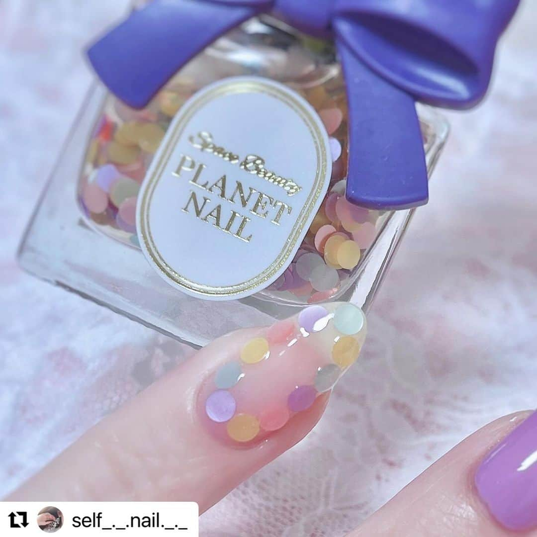 【PLANET NAIL（プラネット ネイル）】公式さんのインスタグラム写真 - (【PLANET NAIL（プラネット ネイル）】公式Instagram)「✰✰✰✰✰✰✰✰✰✰✰✰✰✰✰✰ PLANET Girl🪐 @self_._.nail._._ さま♡  PLB09 未確認の四大元素 PLB35 リトルスターの軌跡 を使ったこれまたポップで可愛い ハロウィンネイルデザインをご紹介します🎃🩷 ━━━━━━━━━━━━━━━ 明るいポップなハロウィンネイル🎃🔆  　使用ポリッシュᝰ✍︎꙳⋆ ----------------------- @planet.jp  PLB09 未確認の四大元素 　　　　　　PLB35 リトルスターの軌跡 @playful_nail アップデートネイル pun-12 　　　　　　　コーディネートネイル pcn-04 @canmaketokyo カラフルネイルズ N29 @gene_tokyo デニムブルー  -----------------------  　　　　　 　薬指の丸ホロ囲みネイル  　めっちゃ可愛くないですか🥺🔆  　プラネットネイルの未確認の四大元素です👌🏻  　パステル調の丸ホロがたくさん入っていて  　とってもキュート💛💜🩷🩵  　　　　　 　ショートネイルの方でも可愛くなると思うので  　ぜひ色んな方に試してもらいたいです🥹  　　　　　 　他の指はプレイフルネイルのpun-12を2度塗り✌️  　爪先にリトルスターの軌跡の紫のホロを  　ひとつ付けました💜  　　　　　 　親指はおばけの兄弟👻🤍  　血色感ほしくてチークしてあげた笑笑  　  　@planet.jp ではネイルコンテストを開催中です🎃👻💛  　ハロウィンネイルにもぴったりなラメもたくさん🥺  　入賞商品がとっても豪華なので  　是非皆さま参加してみて下さい🥰🏆  　 　ハッシュタグはこちら💁‍♀️⬇️  　˗ˏˋ  #planetハロウィンコンテスト2023  ˎˊ˗  　　　　　　  #selfnail #selfnails  #nailart #naildesign #instanails #nailstagram #polish #polishnail #nailpolish #セルフネイル #ポリッシュネイル #ネイルポリッシュ #ポリッシュ #マニキュア #手元クラブ #ハロウィンネイル #プラネットネイル #プラネットガール2023 #planet_jp #未確認の四大元素 #リトルスターの軌跡」10月13日 10時17分 - planet.jp