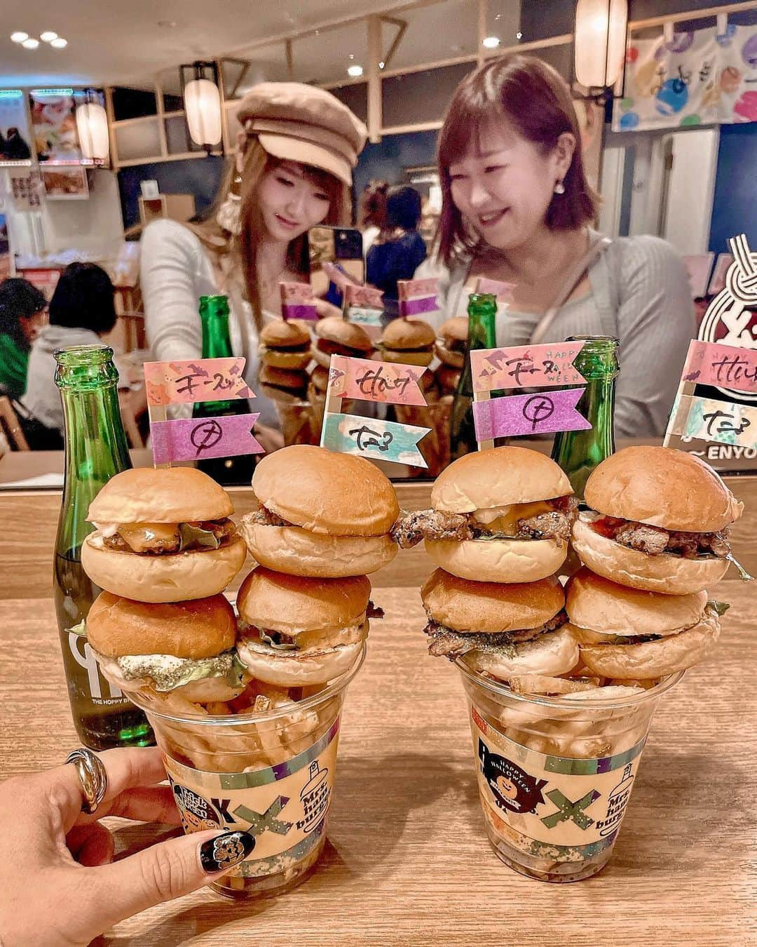 𝐂𝐎𝐂𝐎𝐍𝐀さんのインスタグラム写真 - (𝐂𝐎𝐂𝐎𝐍𝐀Instagram)「川越・小江戸食べ歩き🐾  ずっと食べたかった @mrs__hamburger  スライダーバーガー食べたよ🍔🍟 可愛いし、ちゃんと美味しかった🎶 写真、シンプルな場所で撮ればよかったw 何がなんだから解らん😂  お天気良すぎて、暑い☀️ お芋食べて、お団子食べて🍡 お土産のおやつも買って🍠  2人とも方向音痴すぎて、終始爆笑🤣 話に夢中になると、Google見忘れるよね？笑  #happyday #食べ歩きグルメ #食べ歩きの旅 #小江戸 #川越グルメ #川越小江戸 #タビジョ #埼玉グルメ #スライダーバーガー #ミニハンバーガー #hamburger  #あんこのきもち#お団子#可愛いお団子#大学いもパフェ#時の鐘#hamburger#ハンバーガーランチ #ジャンクフード大好き」10月13日 10時17分 - cocona_66