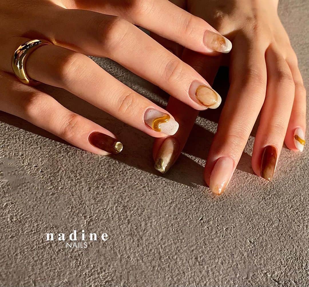 nadineNAILSさんのインスタグラム写真 - (nadineNAILSInstagram)「𓂃🍫🧸🤎  ありがとうございます·͜·✌︎   #ブラウンネイル   #ニュアンスネイル   #秋ネイル  *─────────────────────────*    * * * #個性派ネイル #シンプルネイル #ミラーネイル #オシャレネイル #大人ネイル #恵比寿ネイルサロン #nailstagram  #autumnnails #ebisunailsalon #newnails  #nadinenails #美甲 #tgel #젤네일 #네일아트 #네일스타그램 #인기네일 #btsyoko #이달의네일 #가을네일」10月13日 10時27分 - nadine_nails_