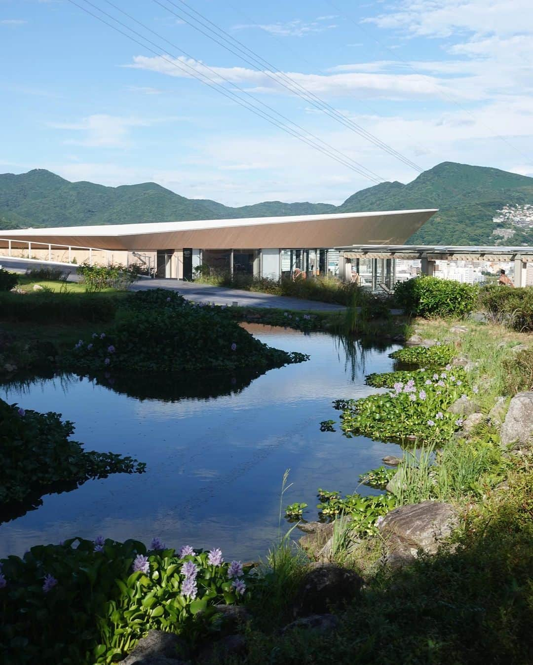 高園あずさのインスタグラム：「📍長崎 / Nagasaki 地元に帰省中、せっかくだし旅行行こ！の一言で 前夜に決めた長崎旅。 探しまくって見つけたのは （晩御飯の間の会話ほぼそれ。） 隈研吾さん建築の ガーデンテラス長崎ホテル&リゾート。  絶景プールにサウナ🧖🏼‍♀️もあれば プールサイドではドリンクや軽いお食事も準備されてて🍸 なんと世界三大夜景が眺められる←立地も🫶🏼 めちゃめちゃ癒された🌃  大人も子供も楽しめるホテル。 結果、最高な旅になった〜。🤍  #長崎 #家族旅行 #三世代旅行  #azusatakazono_旅」