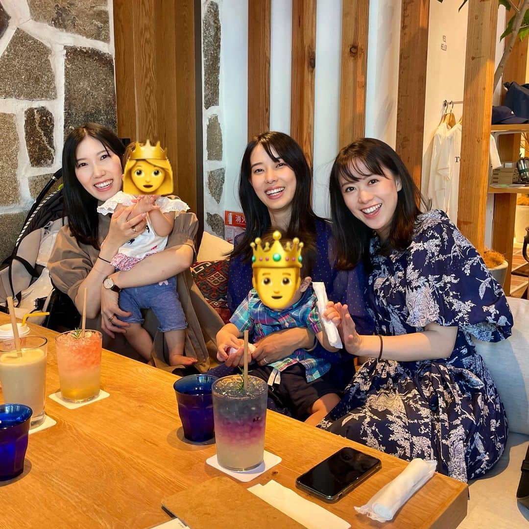 藤本真未のインスタグラム：「* in 熊本🐻🍉 * 実家にゆっくり帰る機会が少ないので「よし！熊本に寄って帰ろう✊」と親友たちにも会ってきました😊 * 中高の大親友と、アナウンサー同期で大親友のさとみん(熊本朝日放送・柴田理美アナ)✨ * 2人の可愛いプリンセスちゃんとプリンスくんが、偶然誕生日が2日違いだったので、それぞれに紹介したいのもあり🤭❤️ 急遽連絡したのに時間を作ってくれてありがとう✨ * 2人とは出産前後も連絡を取り合っていたので、抱っこさせてもらえて、一緒に遊んでもらって👶(私が遊んでもらった)本当に幸せでした🥺 * 出産祝いもお揃いで選びました❤️💙 * パワーチャージできたので私も頑張れそう💪 * #熊本 #Kumamoto #再会」