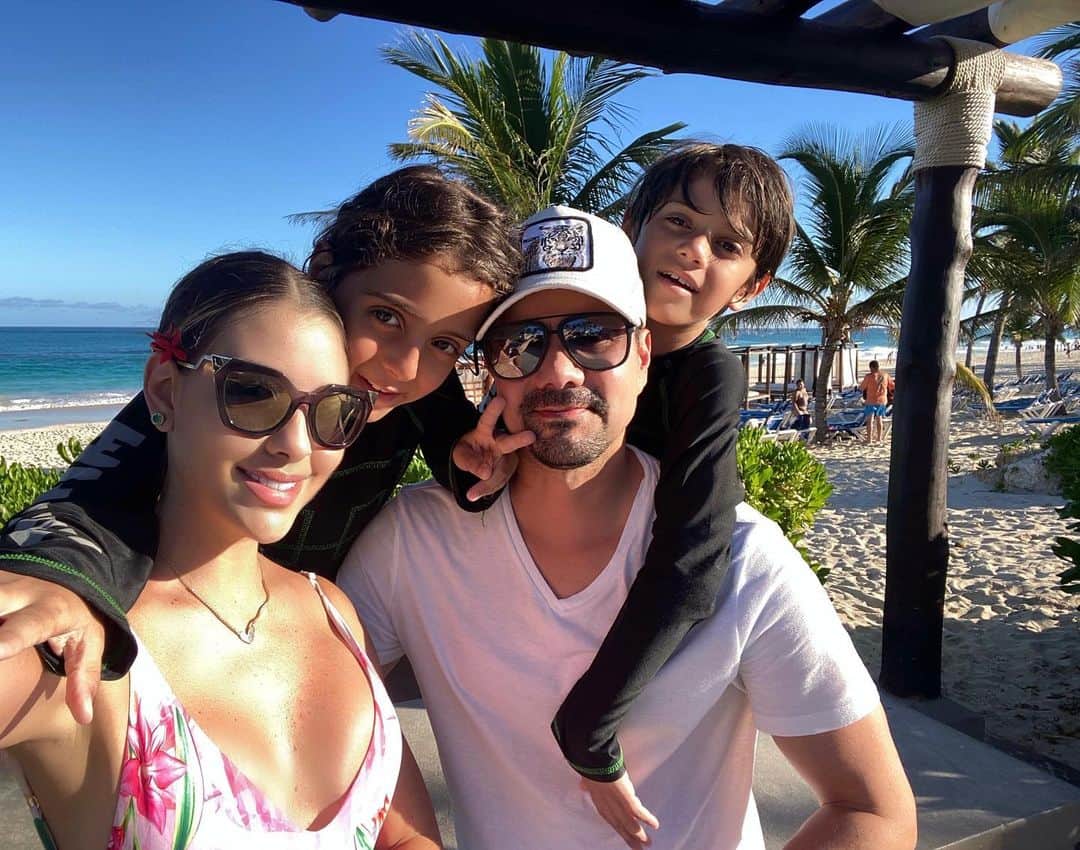 サンドラ・バレンシアのインスタグラム：「Resumen de momentos inolvidables 🙏🏼😎👨‍👩‍👦‍👦🌅❤️🌊 1. Foto camino a la playa!! nótese la felicidad 😂🥰 2.3 y 4 foticos tomadas por mi Maxi🤗, quedo contratado jajjaja 😂 5. Mi regalo de Dios, de la vida, del universo, con ellos todo es solo magia y felicidad 👨‍👩‍👦‍👦 6. Mucha magia 🌅 7. La noche es joven😎」