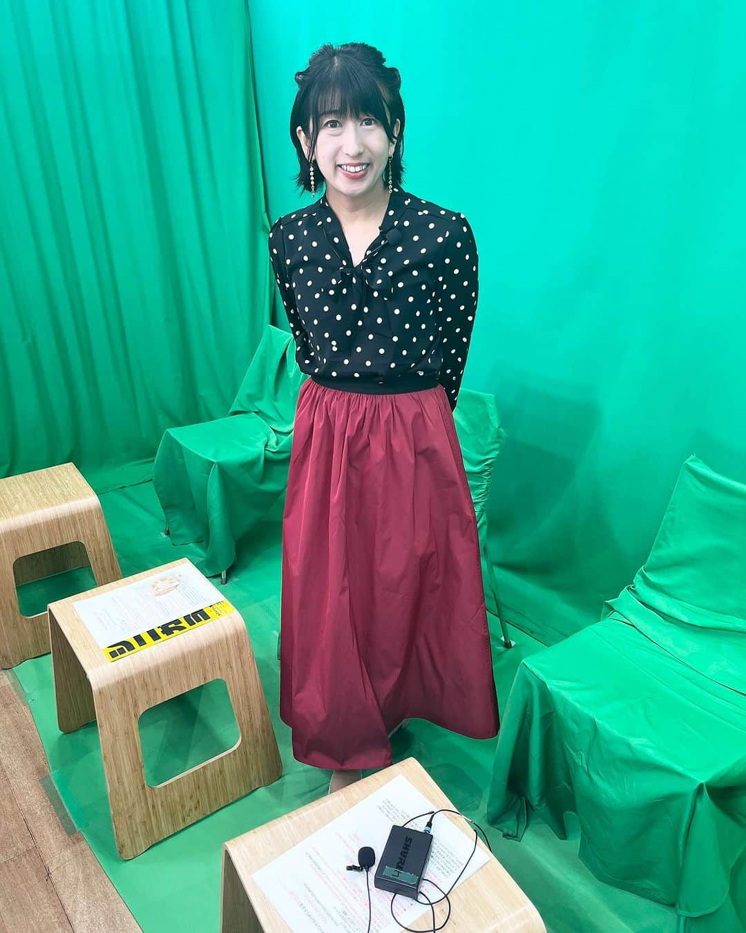 有働文子のインスタグラム：「👗👗👗  火曜日のVチャンネルの衣装は、  @viante_sazan_ さん🫶  ちょっと派手かな？ミッキーマウスみたい？？って思いつつも、画面越しだと写りも良くて、スタッフさんにも褒めてもらえました💁‍♀️✨ パキッてして見えるねーって☝️✨  でも.....グリーンバックだと、顔色悪く見えますね！笑  #働く女性 #フリーアナウンサー #アナウンサー #婦人服 #ootd  #洋服好きな人と繋がりたい  #衣装提供 #衣装レンタル #株式会社サザン」