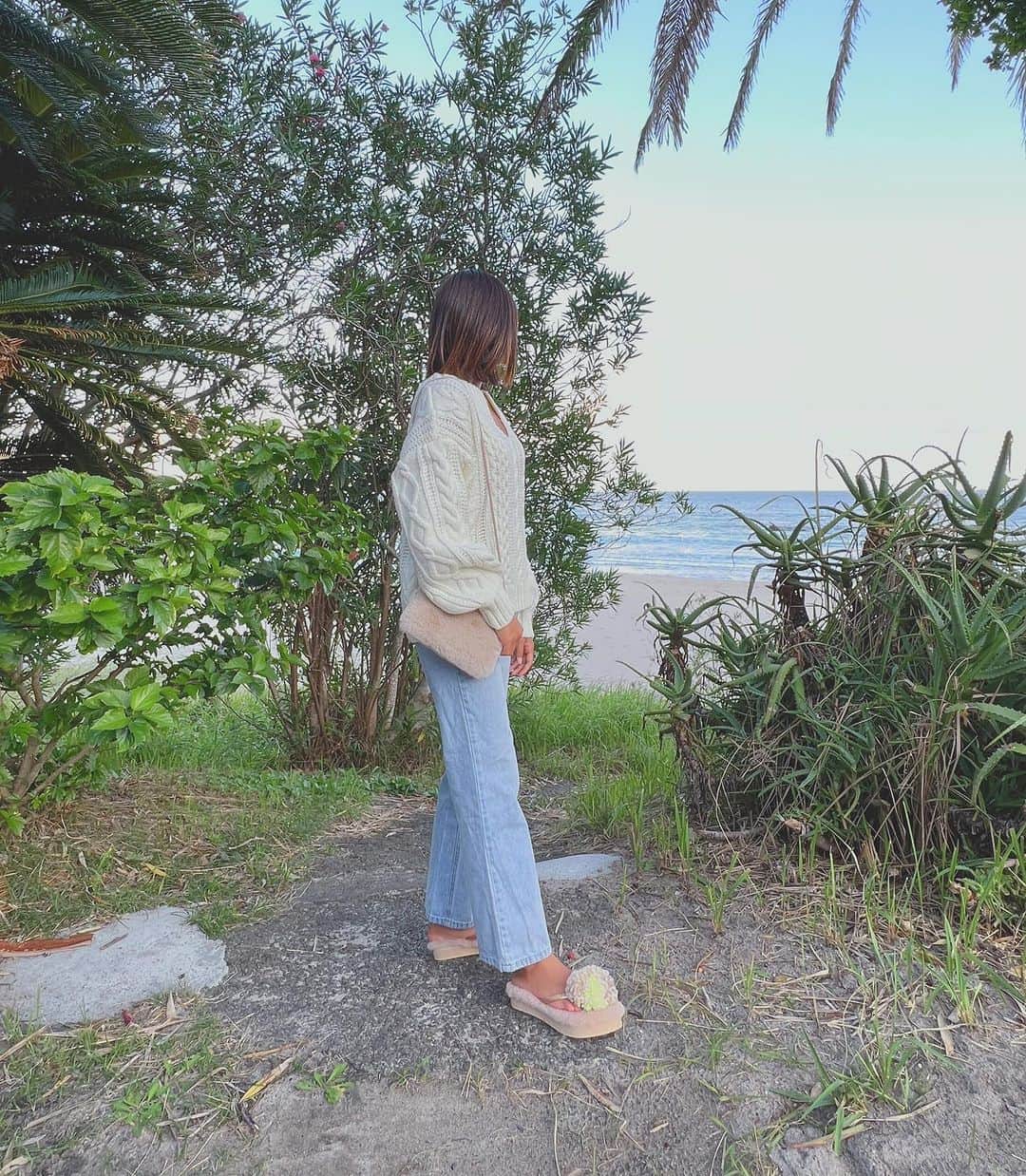 のインスタグラム：「Roial ♡ @roial_intl  wool混のケーブルニット到着しました🐏 どの角度から見ても可愛い編み方と ゆるっとしたデザインが良き♡  @goldenjelly0723  リアルファーのモコモコ🩴  @sea.ibiza  ハートのシェルピアス🐚 ゆらゆら可愛いです🤍  #pinkmafia #pinkmafiasmd #izu #shimoda」