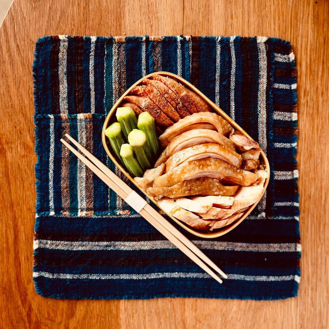 武井義明のインスタグラム：「Today’s bento.  鶏むねと鶏ももは塩麹をまぶして60度で１時間半低温調理。流水で冷まして切ってからお醤油をさっと。途中でふと思い立ち、たらこも一緒に（加熱してから表面を炙りました）。ごはんは白米。おかかと海苔を挟んで、ごま塩トッピング（ごま多め）。オクラは茹でただけ。  #leica_photos #leicaphoto #leicaphotography #leicasl #leicasl601 #foodphotography #foodphotographyandstyling #bento #lunchbox」