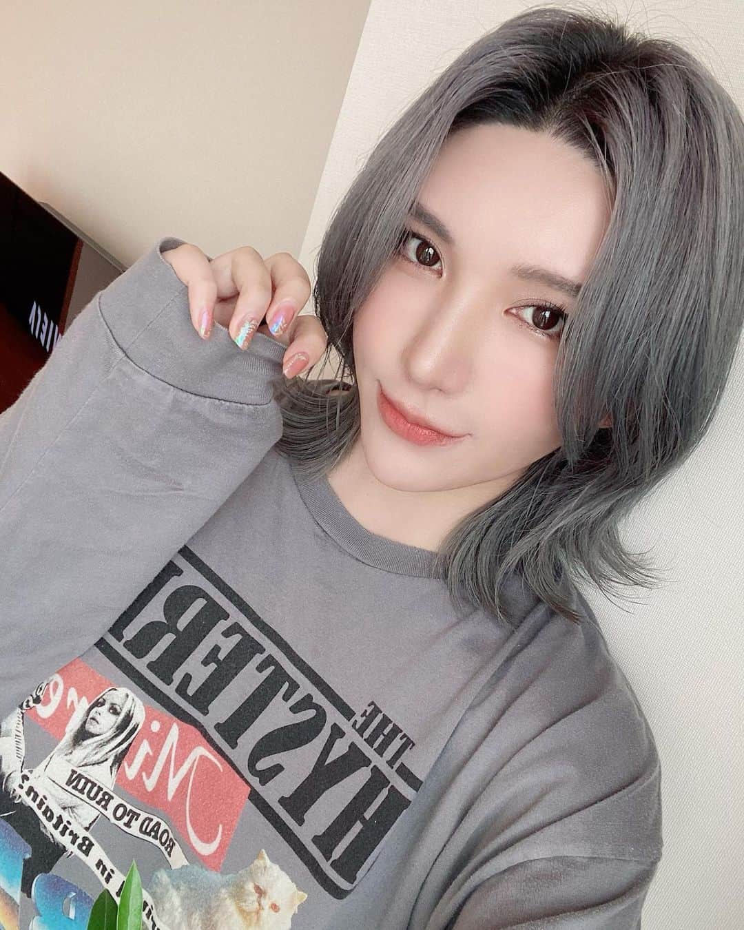 LOPEのインスタグラム：「ヒスのTシャツはだいたいパジャマ🦋 うにょは2さいになったよ👏」