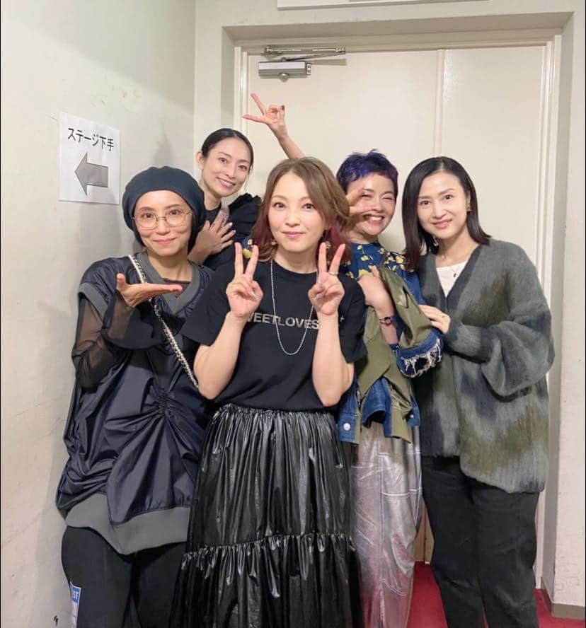 松本英子のインスタグラム：「待ちに待った、 #加藤いづみ ちゃんコンサート❣️ 感涙🥹&客席で歌いまくり💃 あらためて名曲揃いだし、声質のcuteさと歌の説得力...本当に本当に素晴らしいなぁと。。  #武部聡志 さんのピアノと #伊藤ハルトシ さんのチェロ&ギターchoサポートも流石の安定感と美しさで聴き惚れ、、めちゃ最高でした✨✨✨初共演と思えぬお二人の呼吸感🎵  『シャンプー』ってみんなで歌えたり💕😄 大好きな『オットーの動物園』や『髪を切ってしまおう』も聴けて、、でもまだまだ聴きたい！と思ったらなんと1月も追加公演〜🙌わーい🙌  会場では、大好きなお姉様たちにも久々お会い出来て嬉しかったデス❤️」