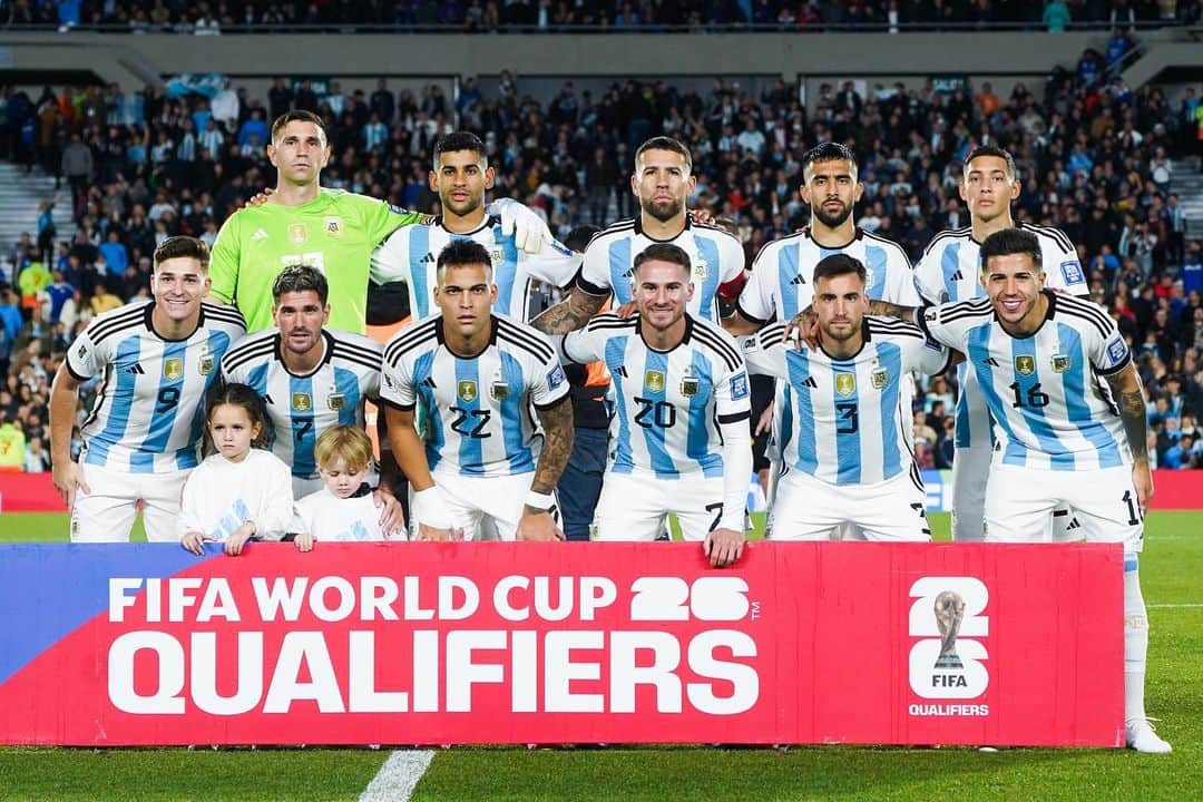 ダミアン・マルティネスのインスタグラム：「Un día muy especial para mi y mi familia por quedar con más minutos consecutivos sin recibir gol en la historia de la selección , sin este equipo de leones no tenia chances gracias a todos 🇦🇷🇦🇷🇦🇷🇦🇷❤️❤️❤️❤️ #vamospormas💪」