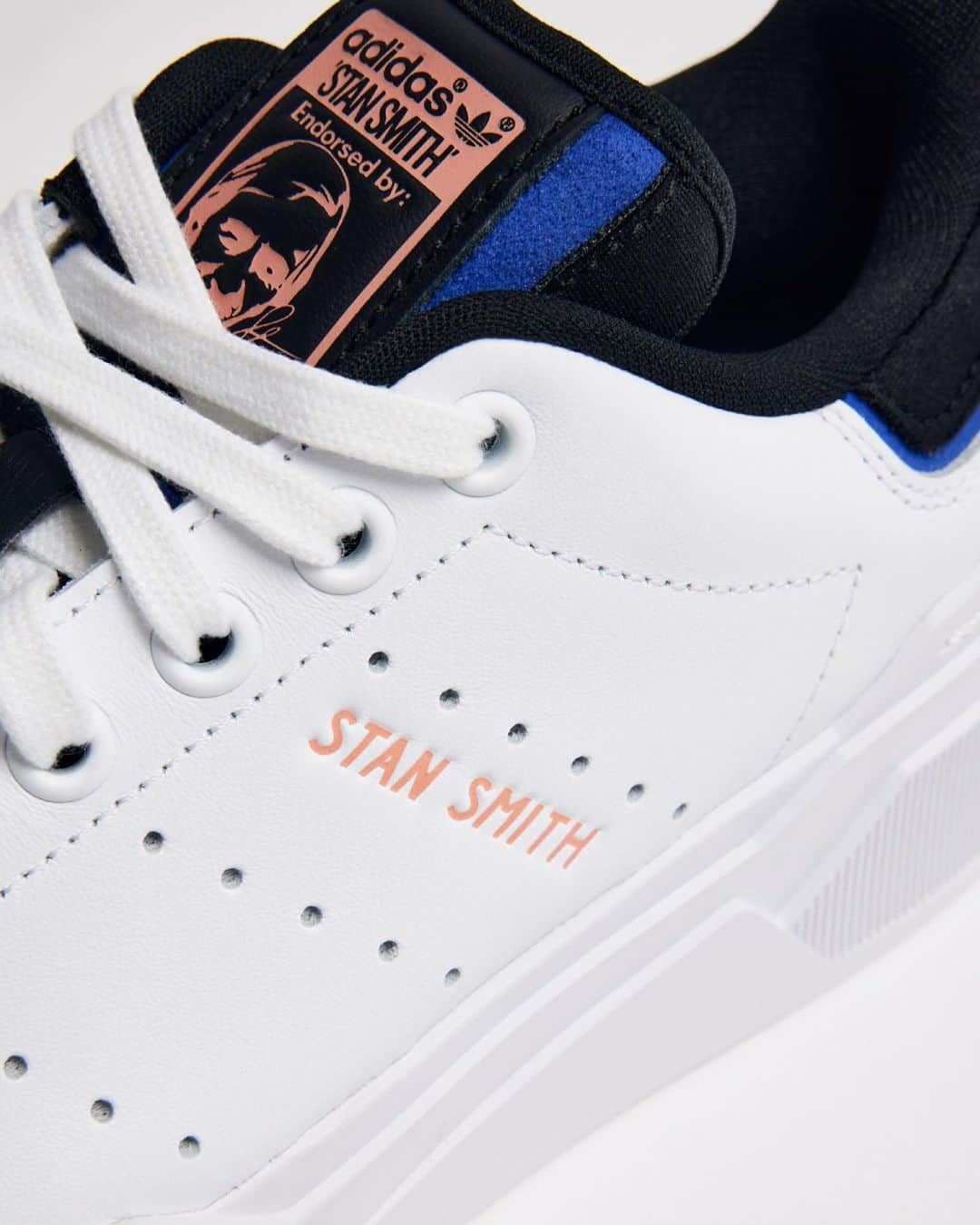 SHEL’TTERさんのインスタグラム写真 - (SHEL’TTERInstagram)「ㅤㅤㅤㅤㅤㅤㅤㅤㅤㅤㅤㅤㅤ -NEW ITEM- SST  STAN SMITH BONEGA 2B  (adidas Originals) ━━━━━━━━━━━━━━━ ■SST (adidas Originals) ¥17,600(tax in) 1970年代にバスケットボールコートで人気を博したクラシックモデルとして、定番のデイリーシューズとして、SSTはあらゆる垣根を越えて愛されてきたアイコン的存在。今季モデルは、大胆なデザインでアッパーとミッドソールを繋いだ、存在感のあるプロポーションでレベルアップ。 滑らかなレザーアッパーに厚みのある波型のミッドソールを合わせて、2層のフォクシングテープをあしらい、未来的な雰囲気に仕上げている。 メモリーフォームソックライナーのおかげで、自信を持って快適に動ける。 ━━━━━━━━━━━━━━━ ■STAN SMITH BONEGA 2B  (adidas Originals) ¥17,600(tax in) アディダスのスタンスミスは、常にフレッシュな魅力を放つスニーカー。 ㅤㅤㅤㅤㅤㅤㅤㅤㅤㅤㅤㅤㅤこのモデルは、爽やかな白のシンプルかつクラシックなルックスは変えずに、ディテールに遊びを加えてクリエイティブにアレンジ。 従来よりミッドソールを厚くし、随所に異なるテクスチャのデイテールを施し、エッジにカーブをつけている。そしてシュータンとヒールに差し色を効かせ、個性をプラス。どんなコーディネートもスタイリッシュかつエッジ―にまとめる、モダンなクラシックスタイルに。限りのある資源を守り、プラスチック廃棄物を削減するというアディダスの取り組みの一環として、天然素材と再生可能素材で作られたシューズ。 ━━━━━━━━━━━━━━━ ㅤㅤㅤㅤㅤㅤㅤㅤㅤㅤㅤㅤㅤ※SHEL'TTER WEB STOREでは本日12:00より販売スタート #SHELTTER #TheSHELTTERTOKYO #SHELTTTERSELECTSNEAKERS #adidasOriginals #adidas #SST #STANSMITHBONEGA2B #STANSMITH」10月13日 10時50分 - sheltter_official