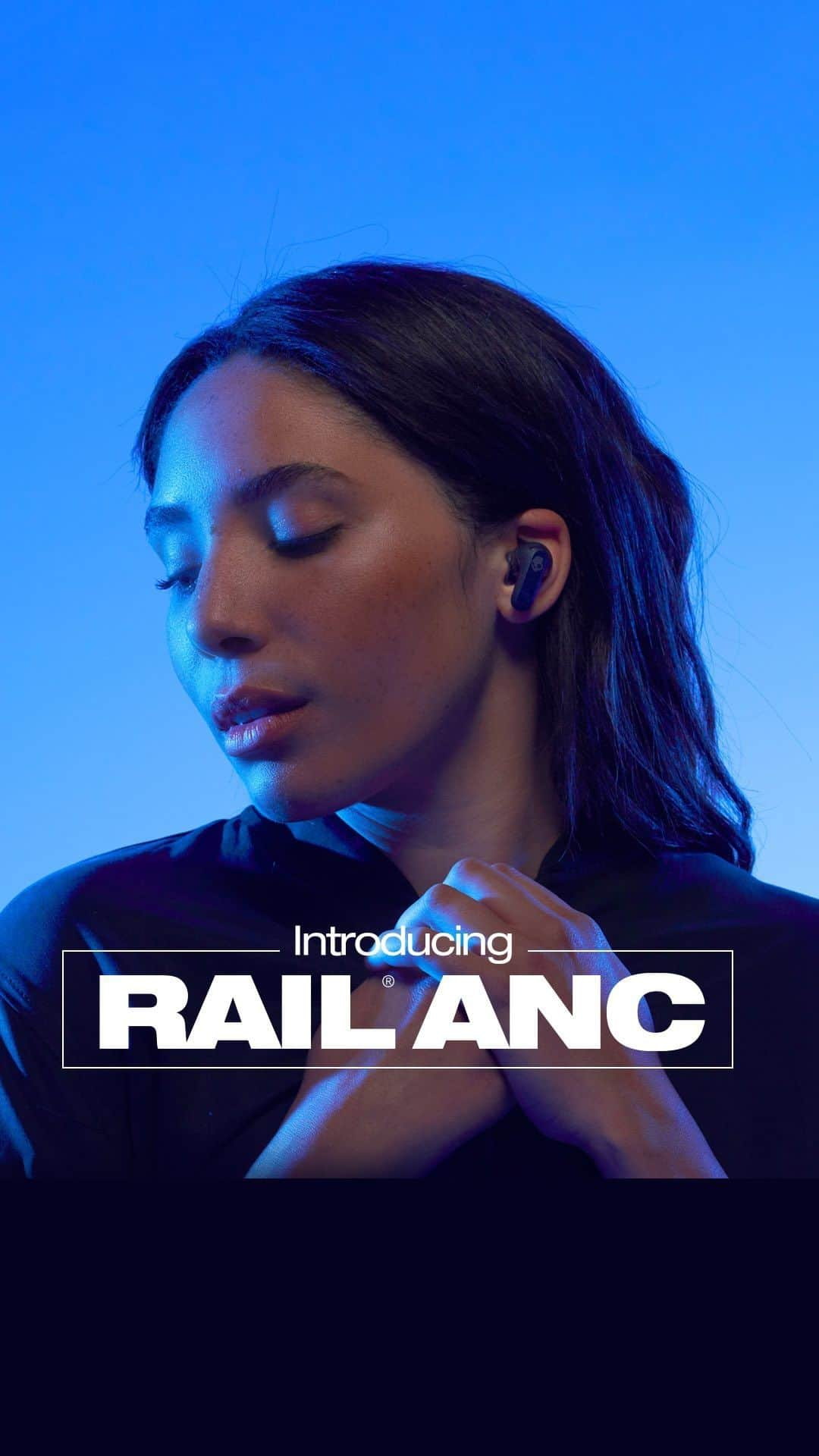 Skullcandy Japanのインスタグラム：「Rail® ANC新登場 Skullcandyの総力を尽くした最上位完全ワイヤレスイヤホン💀   BIG sound🔥 ↓ ・4マイクアクティブANC  ・迫力の重低音 ・12mmドライバー ・パーソナルサウンドby Mimi   抜群のフィット感を実現↓ ・人間工学に基づいた洗練されたデザイン ・落下防止✨  近代的で高級感漂うデザイン↓ ・イヤホン本体のマットブラック ・スケルトンの組み合わせ  至高のプレミアムサウンドを響かせます✨  予約受付中 10/20(金)新発売 詳しくは公式サイト(Skullcandy.jp)」