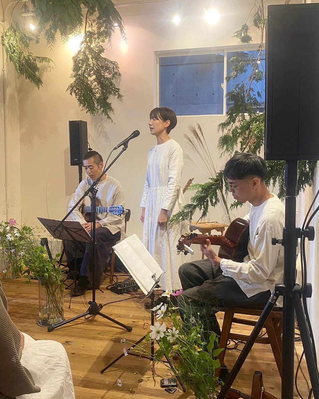 森ゆにさんのインスタグラム写真 - (森ゆにInstagram)「. 2023.10.7 東京　 皓 SIROI みどり×平井かずみ 「Autumn flora」  演奏：みどり 装花：平井かずみ　 お菓子：foodremedies チャイ：LIFE SPICE SHOP  @hiraikazumi  @siroi___  @foodremedies.caco  @lifespiceshop」10月13日 10時54分 - moriyuni