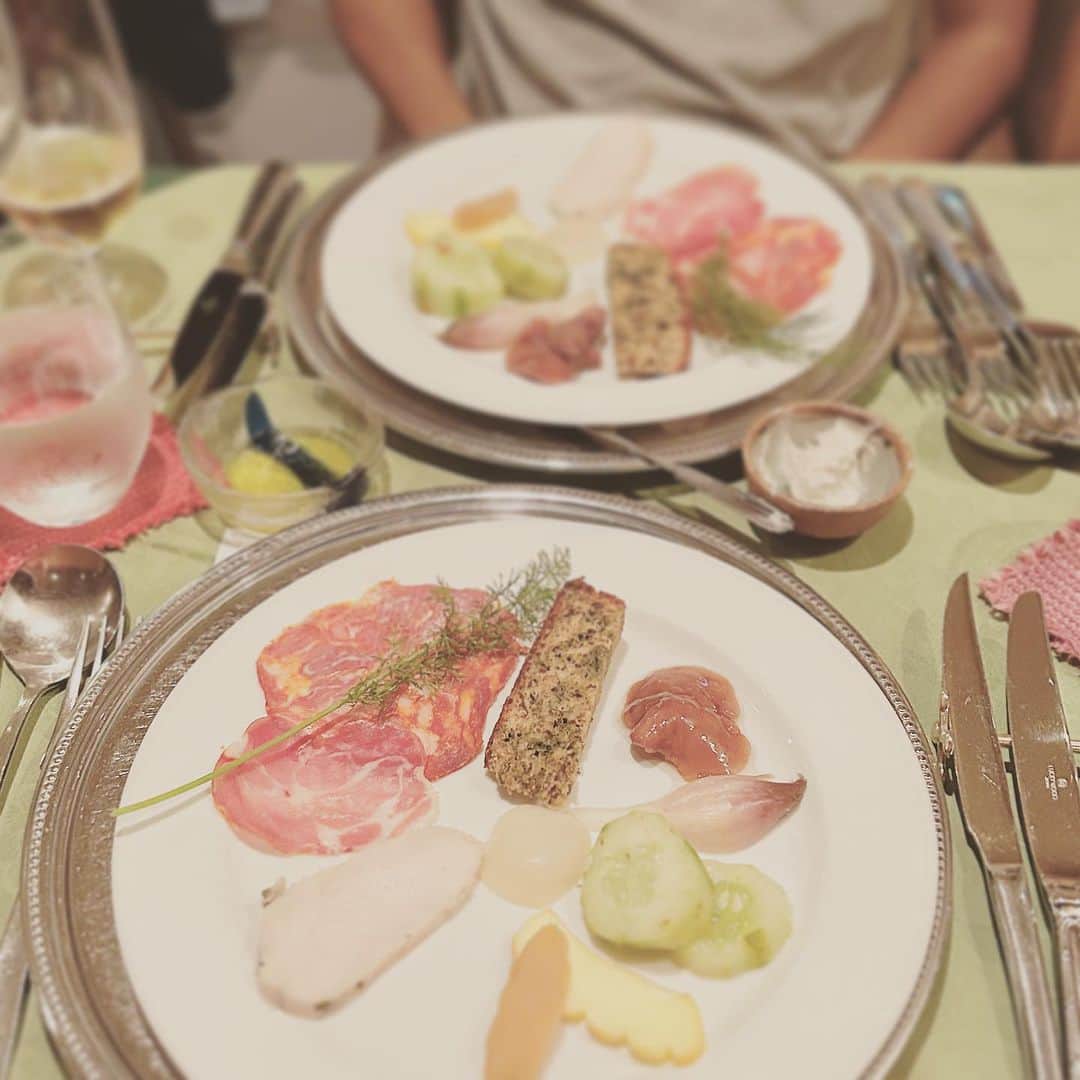 KIKIのインスタグラム：「草津よいとこ 一度はおいで〜♪　  今回の帰省でも 義理のいとこのリストランテ アル・ロドデンドロへ（いまだ名前を最後まで言えない🫢） おじさんが採ってきた天然キノコ 自家製スモークのハムやチーズ おばさんの作るフキノトウのケーキなどなど 前菜のプレートがいつも目に華やかでとても楽しみ💕 娘たちにはパスタをお願いするのだけど いつもながら手づかみっぷりが…😭　黒っぽい服を着せてくればよかったーと後悔  それにしても 一時期から思うとひどく観光客の多い草津 お宿に泊まるならそこで食事をいただけるから良いけれど わたしたちは祖父母の家に泊まらせてもらうので 自炊するか 前もってどこか食事処を予約しておかないと 夕食難民になってしまう😓 みなさまお気をつけて」