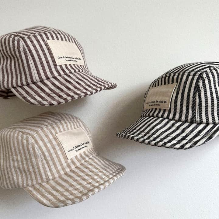 こども達をラブリーにさせる韓国子供服ですー☀のインスタグラム：「.  　　　　 ☑prego cap size 48-54㎝ color 2colors 　　　　  ☑hickory stripe cap size 48-52㎝ color 3colors　　　　　　 　　　　  秋のコーデに欠かせない おしゃれなキャップが 入荷しました🧢  　　　 落ち着いたくすみカラーで 様々なスタイルとマッチ🔗  日常使いでも お出かけでも 重宝間違いなし！  　　　　 サイズ調整も可なので 兄弟姉妹でリンクコーデを お楽しみください👧💝👦  　　　　　  　　　 model @_____ey09111023 75㎝ 8.5㎏  Thank you so much♡ 　　　　　  　　　　　　 　　　　　 　　　　 　　　　　  #韓国子供服 #韓国こども服 #マリンキャッスル #キャップ #バイカラー #ストライプ #ヒッコリー #日除け #ベビーファション #韓国ベビー服 #秋コーデ #キッズ #保育園着 #ベビー服 #23AW #韓国ファッション #marinecastlewear #お出かけ着 #くすみカラー #kids #買ってよかった #マリンキャッスルコーデ」