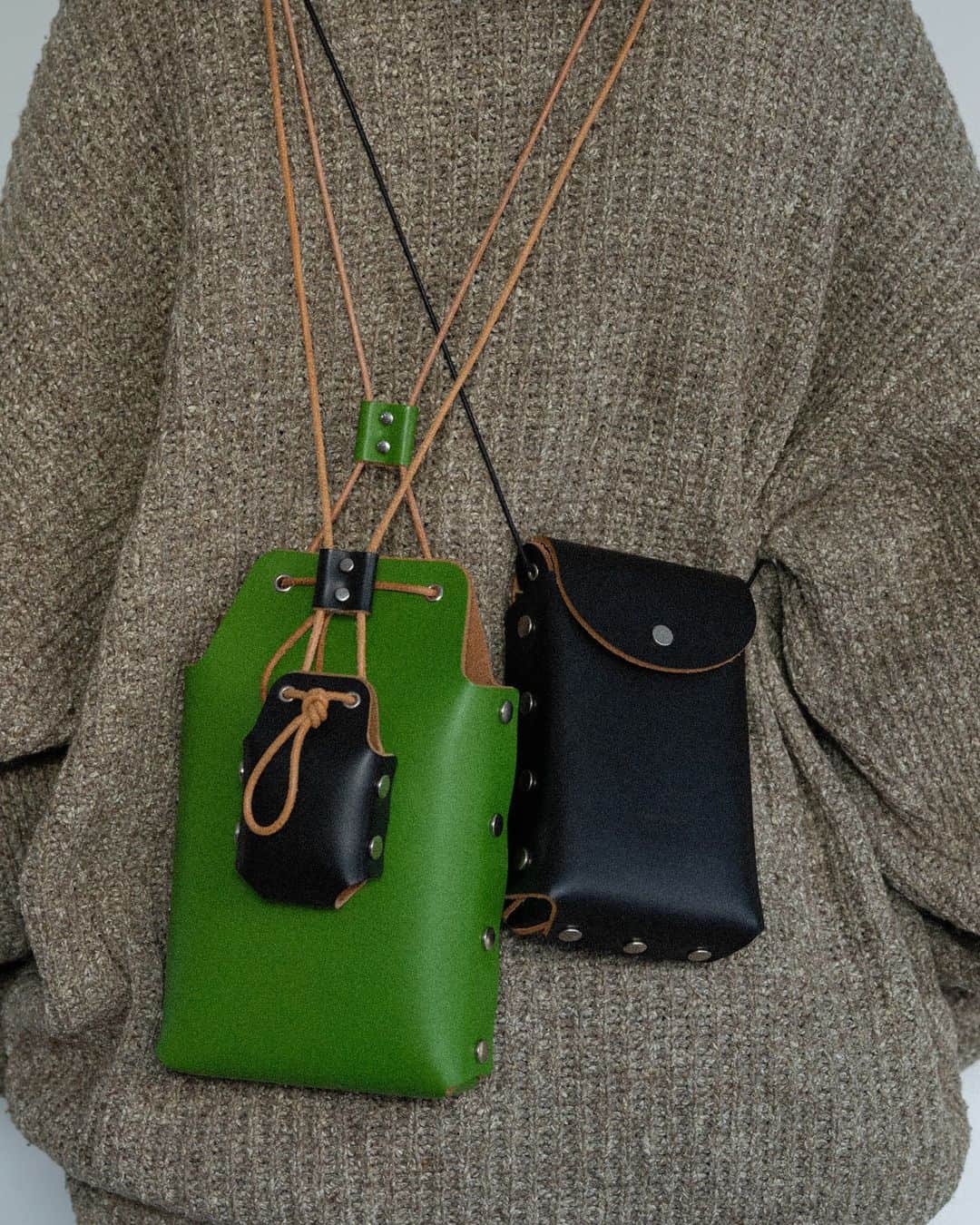 エンダースキーマのインスタグラム：「“assemble” assemble neck pouch S, assemble neck pouch L, assemble borsetta tall.  “assemble” is a collection of leather items that are 'assembled' and formed by riveting leather patterns, without sewing processes, like making a plastic model kit. The simple, unlined structure gives the products a more minimal look and highlights the natural color of the interior cowhide against the gloss leather exterior.  #assemble #henderscheme #2023sa」