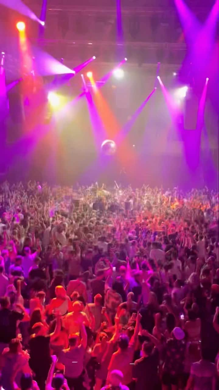 のインスタグラム：「We just sold out Sydney Town Hall 🪩 Thank you. That was special. The Tour continues…」