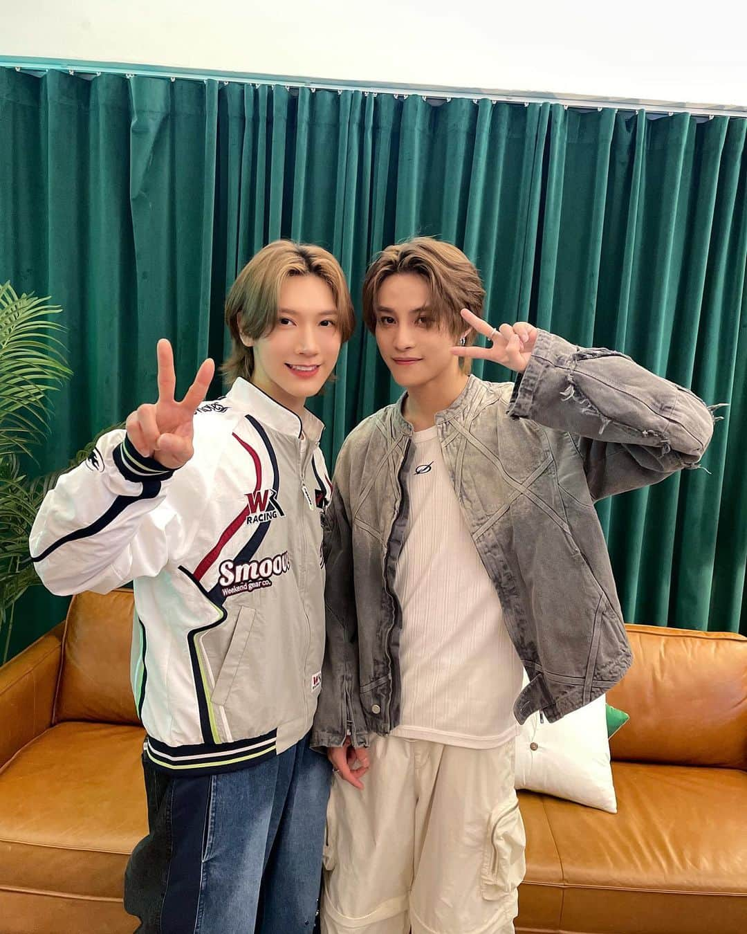 Way Vさんのインスタグラム写真 - (Way VInstagram)「Big thanks to DIVE Studios for giving me such an amazing opportunity as an UNBELIEVABLE MC. I got to learn new skills and make new friends along with all the good memories. Thank you so much❤️❤️❤️ Great vibes! (from TEN)  It’s been an UNBELIEVABLE trip with all our fans and production team!! Thank you to DIVE Studios for giving us a chance to be hosts of the show and most importantly, to all our fans who keeps supporting throughout this journey! Love u all!❤️ (from YANGYANG)  非常感谢DIVE Studios给我这么好的机会让我做一名UNBELIEVABLE的主持人。我从中学到了很多新技能，也结交了新朋友，还积累了许多美好的回忆。谢谢你们❤️❤️❤️开心呐！(From TEN)  跟我们的粉丝们还有制作组一起度过的这段旅途真的非常UNBELIEVABLE！！谢谢DIVE Studios给我们做主持的机会，最重要的是谢谢各位一路支持我们的粉丝朋友们！爱你们哦！❤️ (from 扬扬)  #UNBELIEVABLEShow #DIVEStudios  #TEN #李永钦 #YANGYANG #刘扬扬  #WayV #WeiShenV #威神V」10月13日 11時00分 - wayvofficial