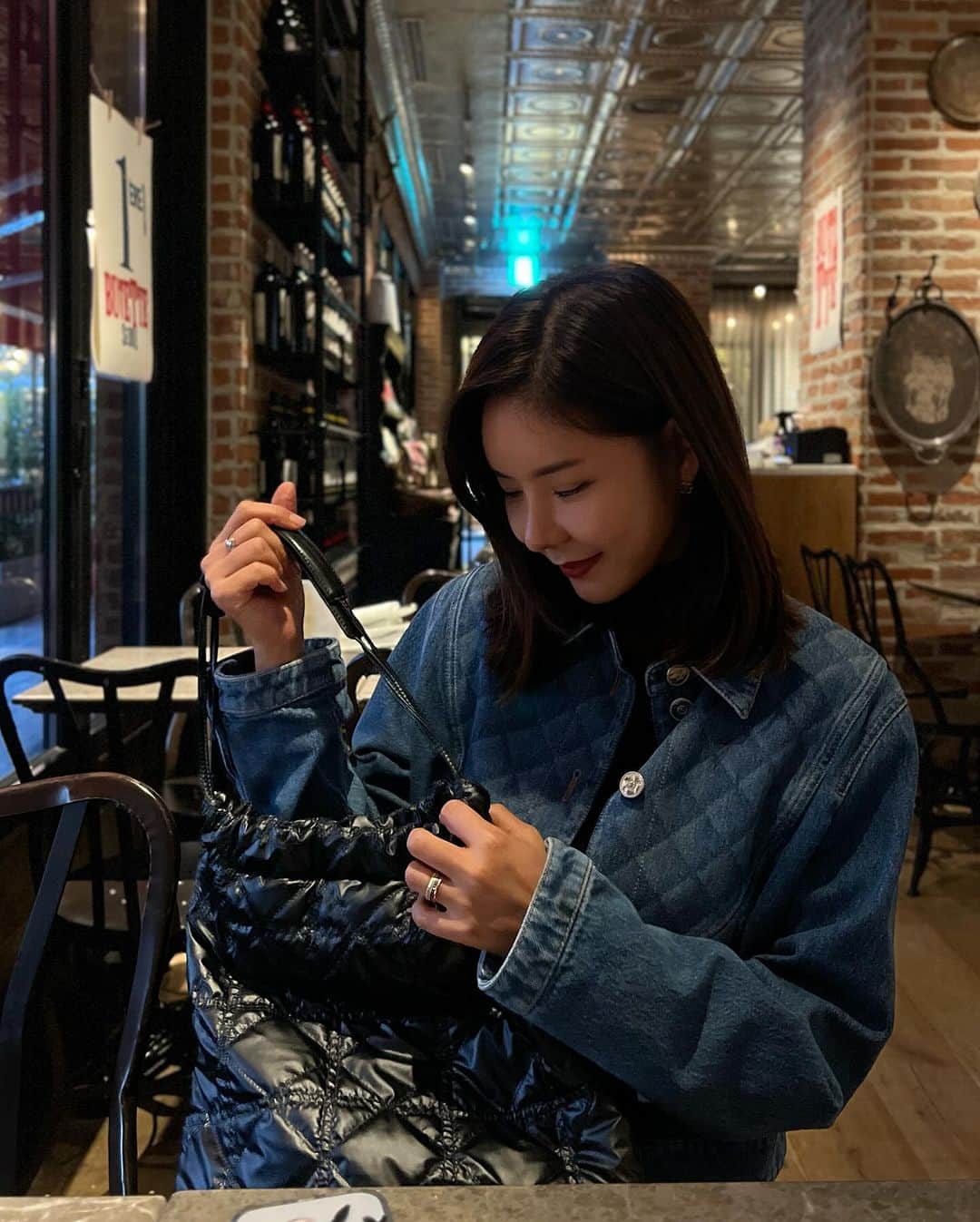 キム・ジュニのインスタグラム：「오늘 주문전 꼬옥! 필독해주실 내용입니다  1. 본 제품은 고객님들께 사전 설문을 통해 블랙과 실버의 원단을 미리 발주해 놓은 상태입니다.   2. 다만, 설문결과의 블랙 ,실버 각각의 수량을 100% 맞추어서 발주하게 될시 구매의사가 없으신분들의 투표도 포함되어 있을수 있는점을 감안하여 블랙/실버 투표해주신 비율로 적절히 수량체크하여 원단발주하였습니다.   3. 따라서  프리오더 주문이더라도 미리 원단을 발주해놓았기 때문에 빠른 품절이 있을수 있으며 원단이 한정적이고 수급까지 3달이상이 소요됨으로 품절시 재입고 불가하며 2차 진행도 없음을 알려드려요  4. 현재 미리보기 조회수가 폭발적인걸로 보아 내일 오픈후 빠른 품절이 있을수 있을것 같은데요, 저희 오랜 고객님들이라면 아실텐데, 수량이 정해져있는 경우는 순간적으로 트래픽이 몰리며 초당 수십장씩 주문시도건으로 빠지게 되면서 아주 빠른 품절로 보여지기도 하나 각각 주문시도 건들은 5분후 자동복구되어 수량이 채워집니다. 따라서 오픈후 너무 갑작스런 품절이더라도 다시한번 여유를 가지고 시도해보시기를 권장드립니다.   5. 정상가의 10% 할인으로 오픈예정으로 너무 좋은 가격인건 제가 말씀안드려도 너무 잘 아실거에요. 정말 선물처럼 준비한 가격이니 예쁘게 착용해주세요☁️🤍  우리가 함께 지은이름 “포근백” 잠시후 11시에 “한정수량”으로 오픈합니다  추가생산❌ 추가입고❌ 2차프리오더❌ 오직 단한번, 원단 발주된 만큼의 프리오더로 진행합니다.  ✔️빠른품절 있을수 있어요 ✔️오픈하자마자 품절시 차분히 재시도 부탁드려요 ✔️번거로우시더라도 윗글을 꼬옥 숙지해주시기 부탁드려요🙏🏻  그리고 포근백 댓글 당첨자는!! 이번엔 가장먼저 댓글 달아주신 분으로 선정했어요! 다음엔 어떤 선정방식일지는 비밀! ㅎㅎ  @jungilsun82 님 축하드려요!! 누구보다 빠른 댓글 1등도 축하 당첨도 축하드립니다🤍👍🏻 에바주니 이벤트게시판에 원하시는 컬러 남겨주시면 회원정보로 보내드릴께요(프리오더 배송일정과 동일)  그리고 참여해주신 모든분들 감사드려요!!!  #어버브 #포근백」