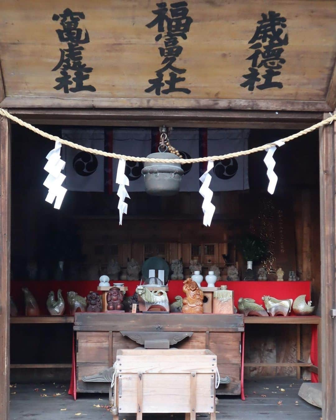 Rediscover Fukushimaさんのインスタグラム写真 - (Rediscover FukushimaInstagram)「🍁Autumn looks stunning at Yumoto Onsen Shrine!🍁  Yumoto Onsen Shrine is dedicated to the Shinto Gods of hot springs and medicine, and is a great spot to enjoy the beauty of autumn foliage.   This shrine is estimated to be over a thousand years old and was designated as a tangible property of the city of Iwaki, in the Southern coast of Fukushima Prefecture.   Consider adding this shrine to your itinerary if you are in the area!  💡The shrine is usually illuminated in the evenings (the specific time may vary depending on the day).  🗓️The peak for foliage around this area is typically between mid to late November.  We recommend walking around the Yumoto Onsen area, which has a nostalgic retro ambiance. Relax and soak your feet at the public footbath in front of the JR Yumoto Station (and don’t forget to bring a hand towel with you to dry your feet afterwards!).  ✨Would you like to visit this shrine this autumn? Let us know in the comments, and don’t forget to save this post for your next visit. 🔖  #visitfukushima #fukushima #iwaki #yumotoonsen #instagood #photooftheday #photography #travelphotography #japantravel #japantrip #jrpass #instatravel #picoftheday #trip #visitjapanjp #visitjapanus #visitjapantw #visitjapanca #visitjapanfr #visitjapanes #beautifuljapan #beautifuldestinations #japaninautumn #autumn #momiji #fall #explore #yumotoonsenshrine #onsen #onsenshrine」10月13日 11時01分 - rediscoverfukushima