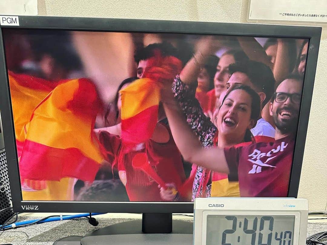 藤田崇寛のインスタグラム：「. 今朝はDAZNにて EURO予選グループA スペイン🇪🇸×スコットランド🏴󠁧󠁢󠁳󠁣󠁴󠁿 の実況でした🎙  基本的にスペインの一方的な展開でしたが スコットランドは0に抑えて折り返し。 後半スペインは交代選手が活躍し 2-0で首位との対決を制しました！  久々に1人実況でした。 終わったらすっかり陽がのぼっていました。 今日も良い天気☀️」