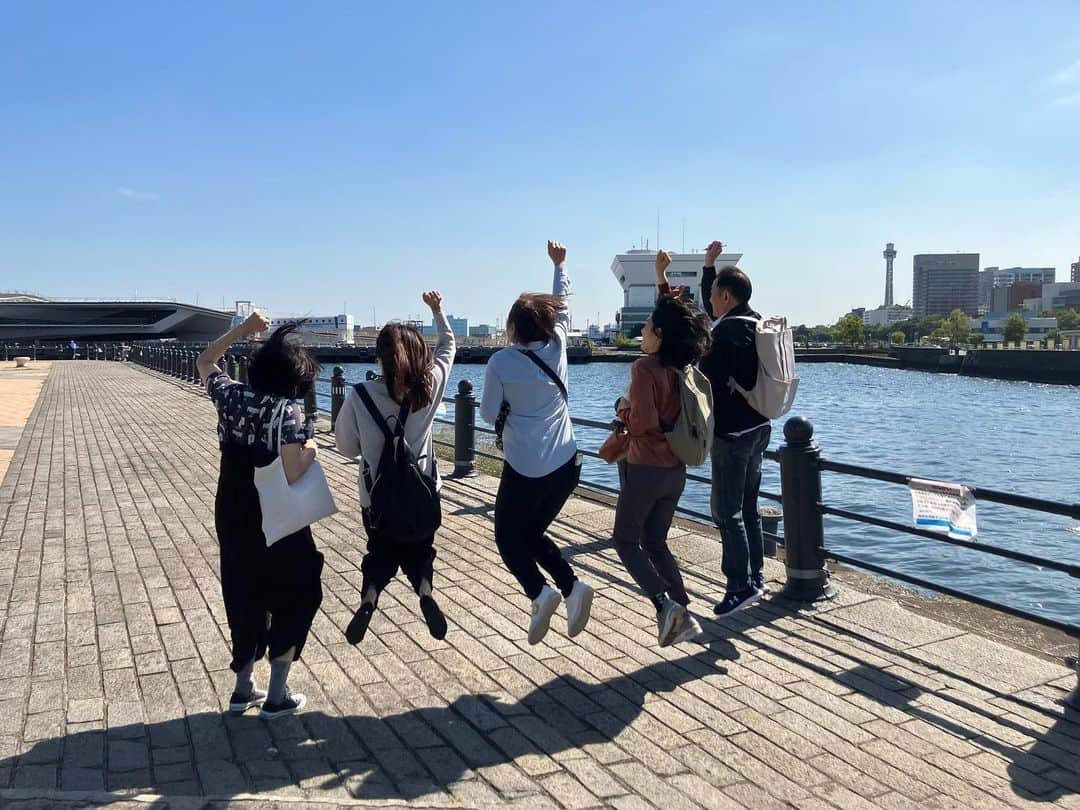 ecomfort（エコンフォート）さんのインスタグラム写真 - (ecomfort（エコンフォート）Instagram)「今日はイーオクトの創立記念日！ 社員一同会社を飛び出して、横浜へ。創立記念イベント開催中です♪ チームに分かれて課題をクリアしていきます。そう、イーオクトは仕事の場を離れても、何事にも社員全員で全力で取り組みます♪ 我team2も新旧メンバーの力を合わせて、早速一つの課題をクリア！ ムードメーカーの部長もいつになく真剣な顔でガイドブックと睨めっこ（笑） 部署の壁を超えて、力を合わせて頑張ります！   #MS_ake  #sdgs #sustainable #sustainablelifestyle #sustainableliving #サステナブル #サスティナブル #サステナブルな暮らし #北欧 #エコ #ecologie #エシカル #ethicalliving #環境に優しい #ポケモン #ピカチュウ #ライチュウ #そしておじさん #ポケモンマンホール #横浜 #創立記念イベント #team2」10月13日 11時06分 - ecomfort_eoct