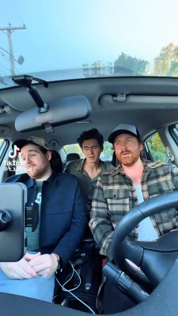 エリカ・キャンベルのインスタグラム：「This is pretty cool!!! Sing it fellas!! @t.3official @nationwide」