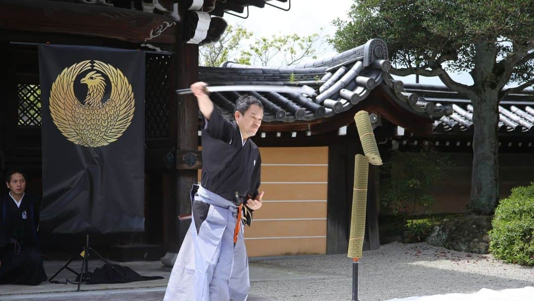 City of Kyoto Official Accountのインスタグラム：「⚔~LAST SAMURAI~ Experience nineteenth-century samurai culture at Konkai Komyoji Temple【PR】⚔ *English service available   Konkai Komyoji Temple was also the headquarters of the pro-shogunate Aizu Clan that tried to keep Kyoto under the control of the samurai government, and also related to the famous group of swordsmen Shinsen-gumi. In the Daihojo abbot’s quarters, which is usually off-limits, with a room which is a reconstruction of the room in which the leader of Shinsengumi, Kondo Isami, had an audience with the head of the Aizu Clan, Matsudaira Katamori, and a garden that is said to be where the Shinsengumi swordsmen showed their swordplay skills.  This autumn, a special tour called "Samurai Culture Experience" will be held, bringing the Mugai-ryu school of swordsmanship, which was also practiced by Shinsengumi's Hajime Saito into the modern age. During this tour you will watch a martial art demonstration using a real Japanese sword in the Seiwa-den Hall, which is not open to the public. You will also enjoy Buddhist vegetarian cuisine and Fushimi sake where the Aizu clan warriors also dined. Admission to the special opening of the temple’s main hall Mieido, the abbot’s quarters Daihojo, the garden Shiun no Niwa, and the two-story gate Sanmon will also be included. The evening plan includes a guided tour (in English) of the illuminated Shiun no Niwa garden, which is normally closed to the public.  Please visit our website to discover the details for the tours: https://kyoto.travel/en/news/lastsamurai.html  ～LAST SAMURAI～　金戒光明寺で幕末のサムライの文化を体験【PR】 金戒光明寺は、幕末に京都守護職（会津藩）の本陣となった寺院で、今年結成160年を迎える新選組ゆかりの地。 通常非公開の大方丈には、松平容保公が近藤勇に拝謁した「謁見の間」が再現され新選組が剣術を披露した庭園もあります。 この秋、隊士・斎藤一も修めたという剣術の流派「無外流」を現代に伝えるべく「サムライ文化体験」と銘打ったツアーを実施。 真剣での剣術披露、会津藩士たちも食事をした場所で精進料理と伏見の日本酒を味わい、特別公開中の御影堂・大方丈・紫雲の庭・山門の拝観も。 夜のプランではライトアップされた通常非公開の「紫雲の庭」のガイドツアー（英語）も実施します。  ▼詳細（日本語） https://ja.kyoto.travel/event/single.php?event_id=8859 #japanexperience_2023」