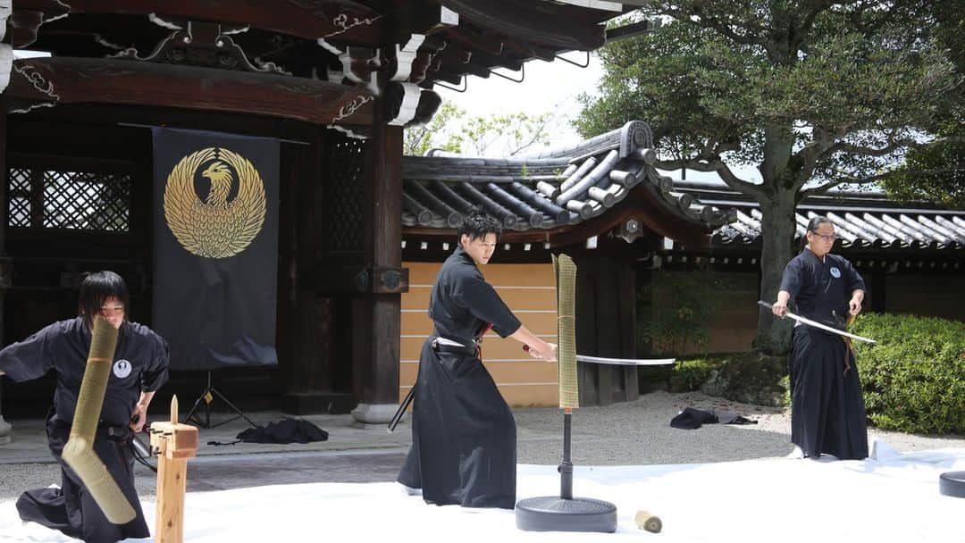 City of Kyoto Official Accountさんのインスタグラム写真 - (City of Kyoto Official AccountInstagram)「⚔~LAST SAMURAI~ Experience nineteenth-century samurai culture at Konkai Komyoji Temple【PR】⚔ *English service available   Konkai Komyoji Temple was also the headquarters of the pro-shogunate Aizu Clan that tried to keep Kyoto under the control of the samurai government, and also related to the famous group of swordsmen Shinsen-gumi. In the Daihojo abbot’s quarters, which is usually off-limits, with a room which is a reconstruction of the room in which the leader of Shinsengumi, Kondo Isami, had an audience with the head of the Aizu Clan, Matsudaira Katamori, and a garden that is said to be where the Shinsengumi swordsmen showed their swordplay skills.  This autumn, a special tour called "Samurai Culture Experience" will be held, bringing the Mugai-ryu school of swordsmanship, which was also practiced by Shinsengumi's Hajime Saito into the modern age. During this tour you will watch a martial art demonstration using a real Japanese sword in the Seiwa-den Hall, which is not open to the public. You will also enjoy Buddhist vegetarian cuisine and Fushimi sake where the Aizu clan warriors also dined. Admission to the special opening of the temple’s main hall Mieido, the abbot’s quarters Daihojo, the garden Shiun no Niwa, and the two-story gate Sanmon will also be included. The evening plan includes a guided tour (in English) of the illuminated Shiun no Niwa garden, which is normally closed to the public.  Please visit our website to discover the details for the tours: https://kyoto.travel/en/news/lastsamurai.html  ～LAST SAMURAI～　金戒光明寺で幕末のサムライの文化を体験【PR】 金戒光明寺は、幕末に京都守護職（会津藩）の本陣となった寺院で、今年結成160年を迎える新選組ゆかりの地。 通常非公開の大方丈には、松平容保公が近藤勇に拝謁した「謁見の間」が再現され新選組が剣術を披露した庭園もあります。 この秋、隊士・斎藤一も修めたという剣術の流派「無外流」を現代に伝えるべく「サムライ文化体験」と銘打ったツアーを実施。 真剣での剣術披露、会津藩士たちも食事をした場所で精進料理と伏見の日本酒を味わい、特別公開中の御影堂・大方丈・紫雲の庭・山門の拝観も。 夜のプランではライトアップされた通常非公開の「紫雲の庭」のガイドツアー（英語）も実施します。  ▼詳細（日本語） https://ja.kyoto.travel/event/single.php?event_id=8859 #japanexperience_2023」10月13日 11時08分 - visit_kyoto