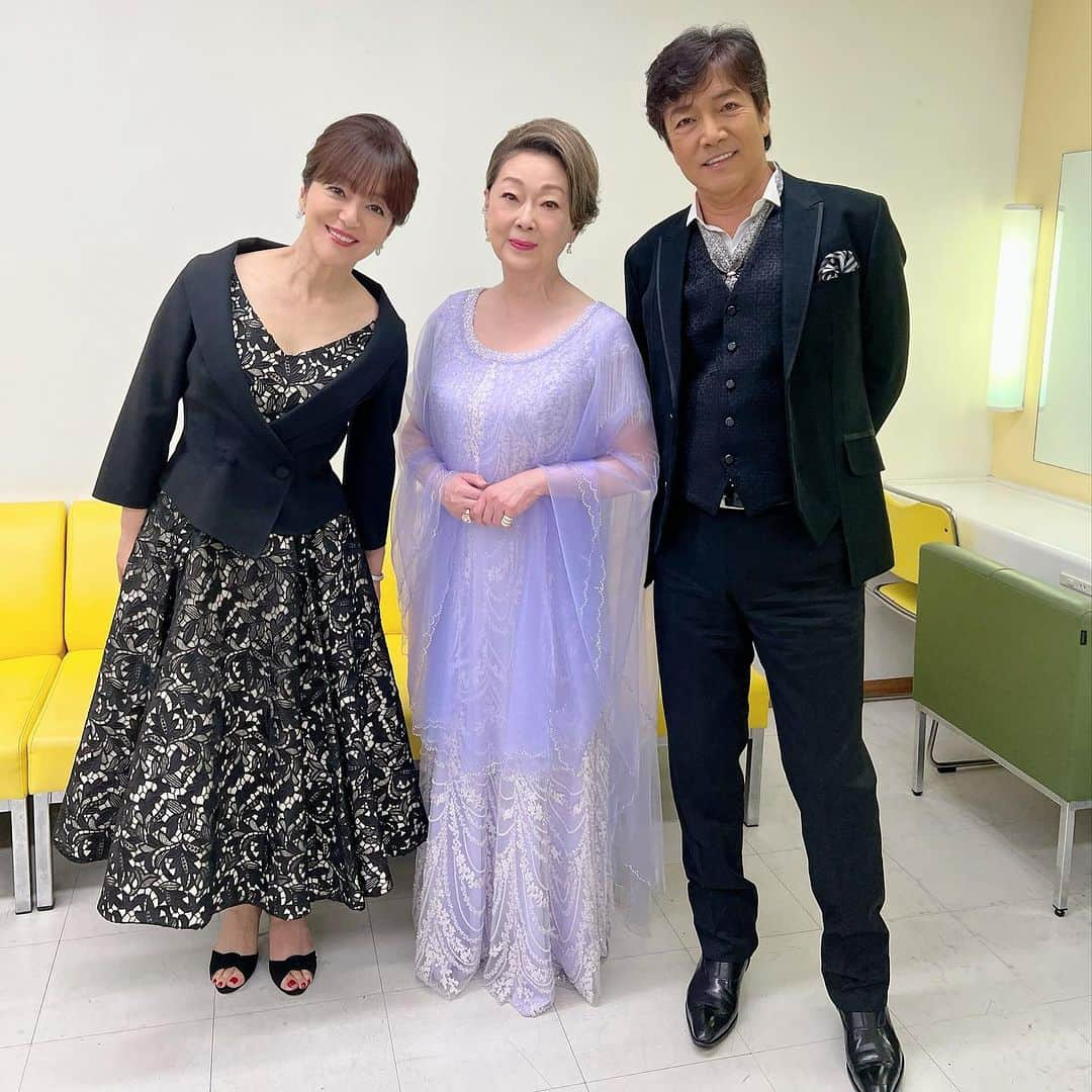 岩崎宏美さんのインスタグラム写真 - (岩崎宏美Instagram)「「人生！歌がある」の収録がありました。 作詞家・松井五郎さん特集です。 松井五郎さんとは、野口五郎さんとのデュエット曲を作ってもらう時、みんなでお会いした時以来でした。 20代の頃は、アルバム1枚手がけていただきました。 「戯夜曼」ギャマンというアルバム 野口ゴロリンとは、NHK「のど自慢」以来、お隣で歌わせていただくたび、本当にこの人は凄いなぁーと思います  オンエアは11月11日ポッキーの日です️。 BS朝日　19時〜 翌日がお誕生日だから、64歳の歌声❗️😆 由紀さおりさんは、お誕生日が1日違い。 美しい先輩の背中を見ながら、益々頑張ります‼️ #bs朝日 人生！歌がある #松井五郎  #野口五郎  #由紀さおり #岩崎宏美」10月13日 11時09分 - hiromiiwasaki_official