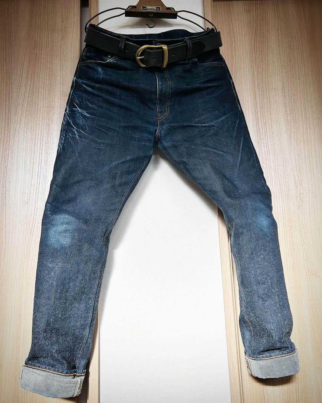 BIG JOHNさんのインスタグラム写真 - (BIG JOHNInstagram)「17oz HEAVY GAUGE SLIM JEANS 【M1801】- 001 1st wash 89日 2nd wash 92日 3rd wash 74日 計255日着用  17oz HEAVY GAUGE JACKET 【M6803】- 001 1st wash 65日 2nd wash 12日 計77日着用  原綿に100%米綿を使用した無骨な5番の糸【U.S.COTTON】をピュアインディゴ染料で特濃色に染めたビッグジョンオリジナルのセルヴィッチジーンズです ジーンズが生まれたアメリカの大地の香りが漂うそんな男臭いアイテムです  スタッフ onishi  ビッグジョン児島本店 ビッグジョン東京店 ビッグジョン大阪店 BIGJOHN ONLINE SHOP   @bigjohnjeans @bigjohnshop @bigjohntokyo @bigjohnosaka  #bigjohn #bigjohnjeans #jeans #denim #23oz #japan #okayama #kurashiki #kojima #kojima-jeans-street #jeans-street #denimcode #toughjeans #tough #selvedgejeans #selvedge #cotton #extra #organic #organic cotton #xxxx #18.5oz #rawdenim #drydenim #13oz  #gunjyo #m1 #fashion #ootd #made in japan #love #indigoinvitational #rawdenim #drydenim #17oz」10月13日 11時09分 - bigjohnjeans