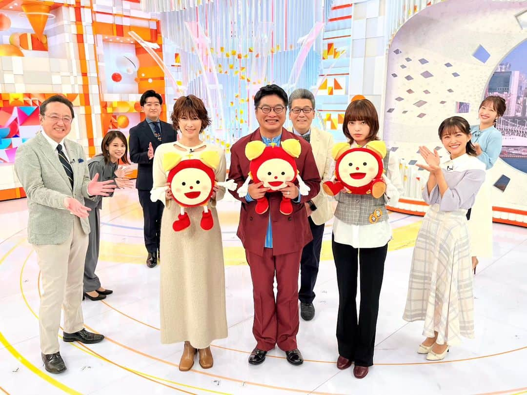 フジテレビ「めざましテレビ」さんのインスタグラム写真 - (フジテレビ「めざましテレビ」Instagram)「きょう13日（金）は #平手友梨奈 さん #吉瀬美智子 さん #松尾諭 さんが生出演🥰  入院中の主演 #ムロツヨシ さんが見ているはず！と…吉瀬さんはべた褒め⁉️平手さんは手に書いたカンペでエール😆松尾さんは全力でスマイル・チャージ❣️  「#うちの弁護士は手がかかる」はこんや9時放送です📺‼️  #めざましテレビ」10月13日 11時19分 - mezamashi.tv