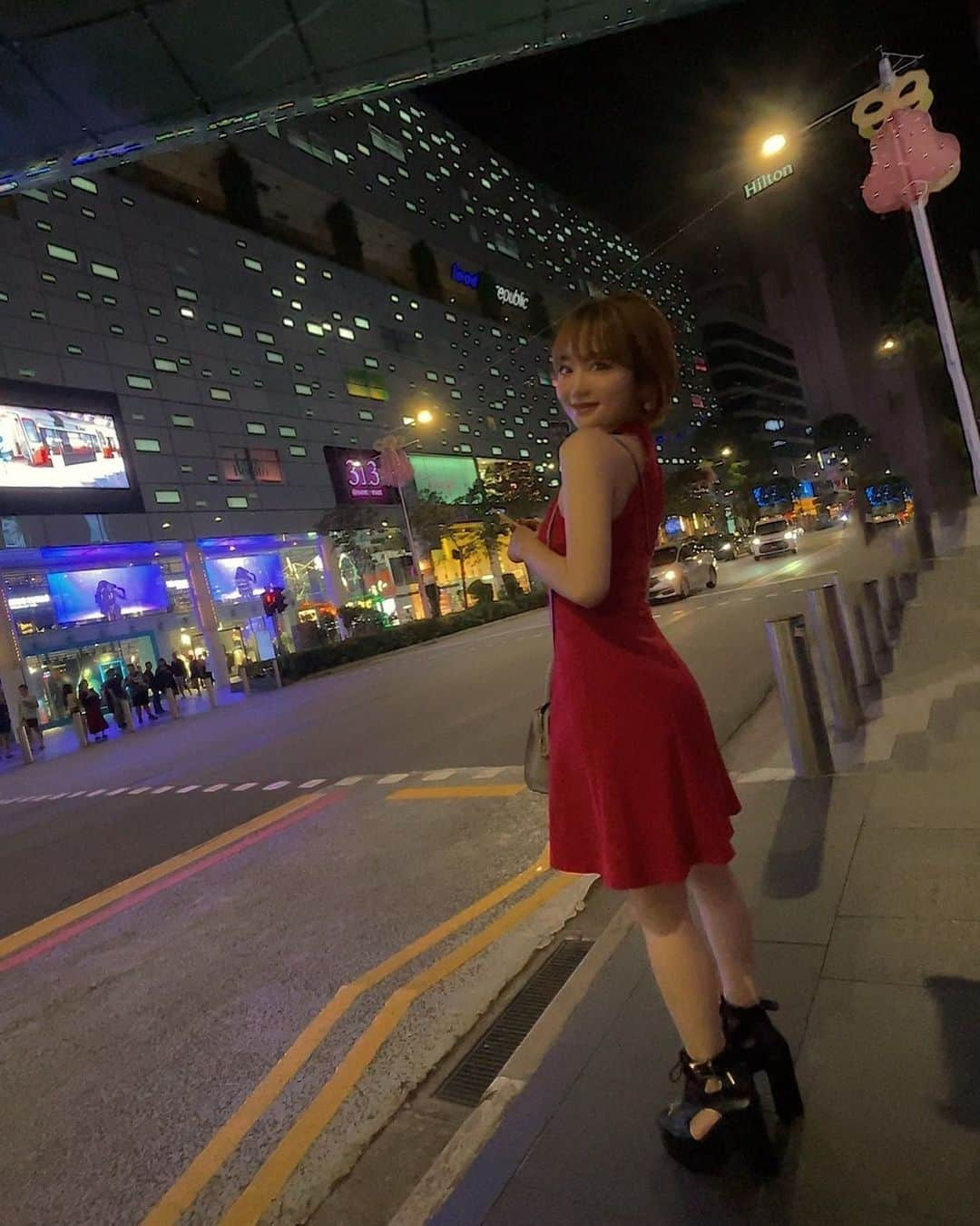 Roseのインスタグラム：「Singapore🌙🦁🇸🇬  練習のときは1番ヘタだと思い 本番では誰よりも超一流だと思え  小さい頃から心に刻まれているから どんな状況で辛いときでも ステージに立ったりカメラを向けられたら いつだって頭を入れ替えて最高の自分を演出できる  これってすごい能力なのかもしれない👑  #singapore #orchard #orchardroad #dress  #シンガポール #オーチャードストリート  #赤ドレス」