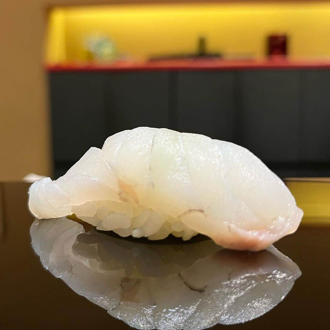 SUSHI KANDA • 寿司神田のインスタグラム：「For reservation: 099.606.0013 Or Line ID 027126639  #sushikanda #sushi #japanesecuisine #sashimi #foodporn #aroi #aroiibkk #ginraidee #paigingun #wongnai #edtguide #bkkmenu #starvingtime #寿司神田 #寿司スタグラム #鮨 #寿司 #すし #バンコク寿司 #銀座グルメ #赤酢 #横井醸造」