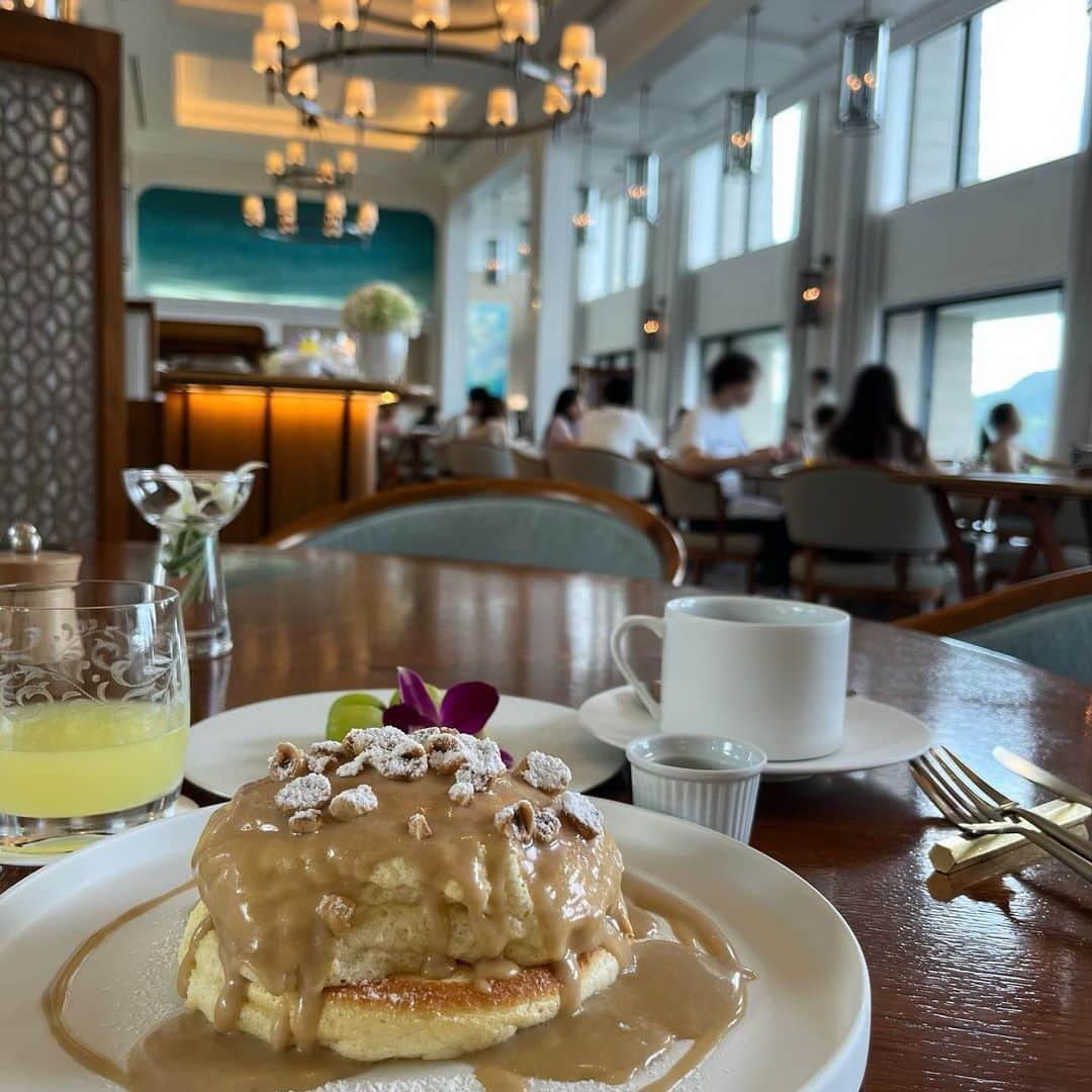 瓜生明希葉さんのインスタグラム写真 - (瓜生明希葉Instagram)「過去一おいしかったパンケーキ🥞  過去一おいしかったエッグベネディクト🥚  最後に泊まったハレクラニの朝食は感動レベルに美味しかったです！流石。  子連れファミリーもたくさんいらっしゃり、キッズ向けのカード集めあり、アクティビティあり、スタッフの方々がとても子どもフレンドリーで感激。  120cmまでの浮き輪は使用可。 少しはみ出ていた我が家のイルカのフロート💦  使用不可とは仰らず、しっぽを膨らまさないように工夫しましょう！と言ってくださる機転✨  プールサイドで頂けるソフトクリームがおいしい◎ 室内プールに実は温泉がある◎  誰でも入れるプール、キッズプール、大人だけ入れるプールが分かれていて、心地よく過ごせました☺️   とはいえ男子達にはジェントルマンスイッチを入れて頂きながら🙏  部屋のインテリアがとても好み。 ハレクラニカラーの麻の小物たちがツボすぎる。  この朝食はまたいつか頂きたいな〜✨  #スフレパンケーキ  #朝食が美味しいホテル  #ハレクラニ沖縄」10月13日 11時20分 - akiha_uryu