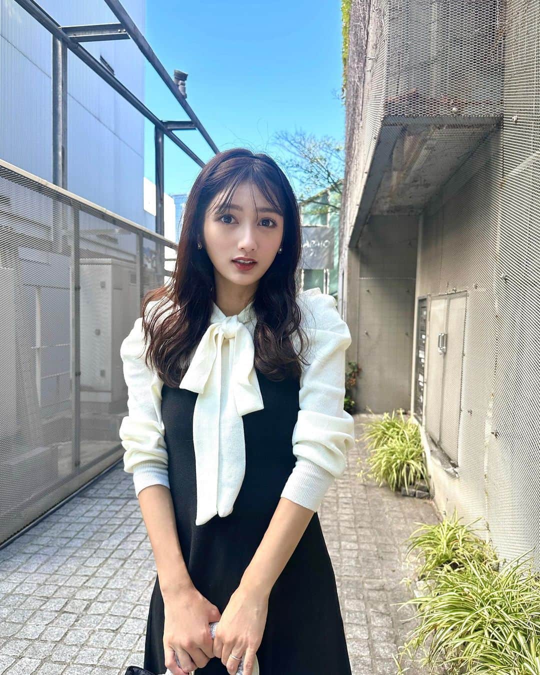 加藤瑠美のインスタグラム：「🐈‍⬛🤍  シルエットがとっても綺麗なニットワンピースも、 サイドのパールがかわいいサブバッグもtocco🖤 プチプラで可愛いアイテムがたくさん！ 人気アイテムはすぐ売り切れてしまう〜〜〜🥹💭  dress & tote bag @tocco_closet bag @dior  shoes @chanelofficial  この日はこの後パーソナルトレーニングの予定が入っていたので、娘と母はお散歩へ👧🏻👩🏻 いつもプラネタリウムや公園や、娘が行きたいところにサクサクと連れて行ってくれてありがとう🎶 この日のパーソナルは燃え尽きた☺️ いつもありがとうございます💪✨ @fumiya4kubota さんのおかげで、長らく放置していた産後のぶよぶよbodyからようやく抜け出せそうです🪞  #rubi_fashion#오오티디#아웃핏#年子ママ#年子育児#ママコーデ#東京ママ#トッコクローゼット#パーソナルトレーニング」