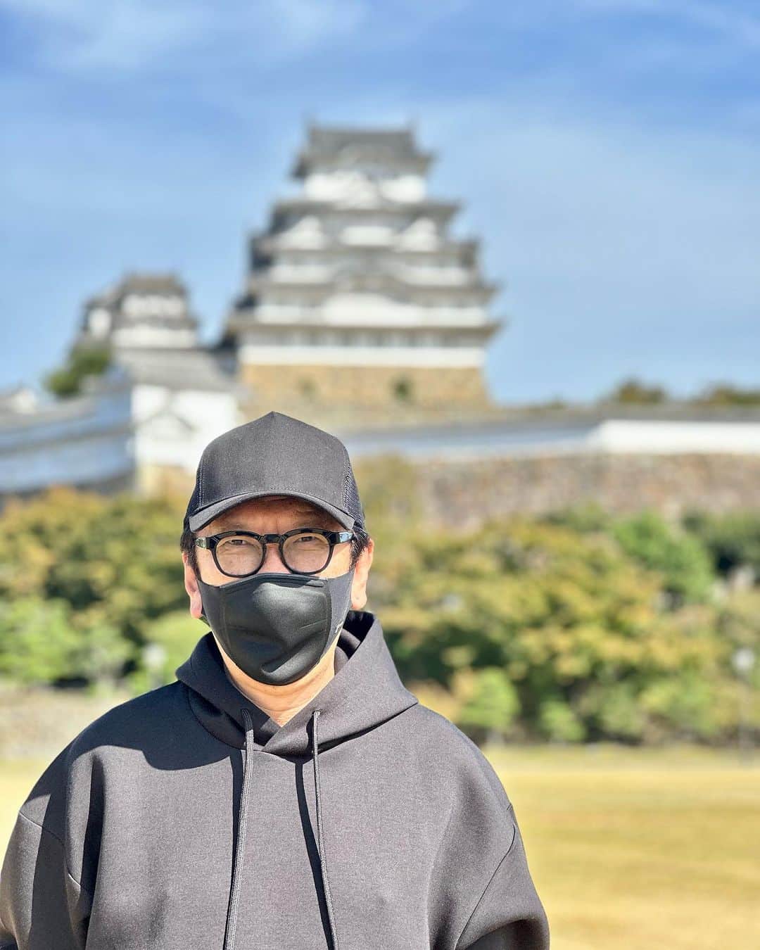 布袋寅泰のインスタグラム：「ホテ散歩@姫路城🏯快晴の城日和。美しく荘厳な姫路城の外堀を歩く。久しぶりに赤とんぼを見つけた。秋だねえ🍂 #布袋寅泰　#姫路城」