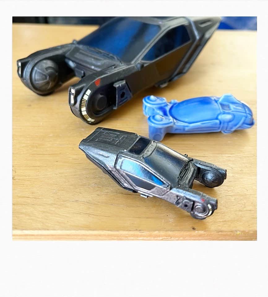 かせきさいだぁのインスタグラム：「なぜが実家に送ってた2049Kのスピナーをレスキュー❤️出来はイイのだけど、なんでウインドウがシールなんだ…って毎回思う」