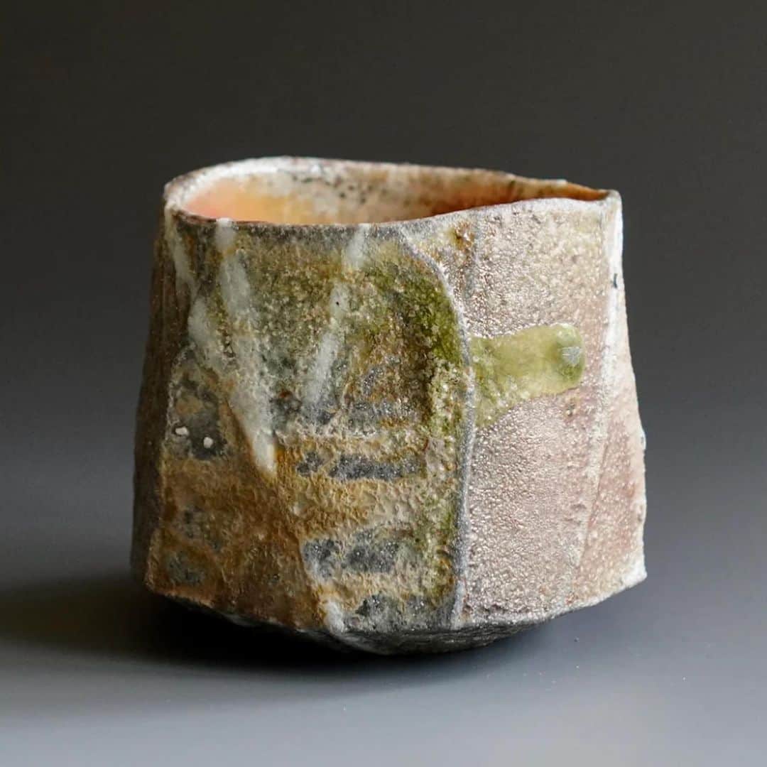 佐竹晃のインスタグラム：「Six more yunomis from my online shop. 🙇🏻 www.akirasatake.com or link in my bio #湯呑み #湯呑 #yunomi  #akirasatake  #akirasatakeceramics #clay  #woodfiredpottery  #gallerymugen  #茶 #陶芸 #陶芸家  #佐竹晃 #ceramics #pottery」