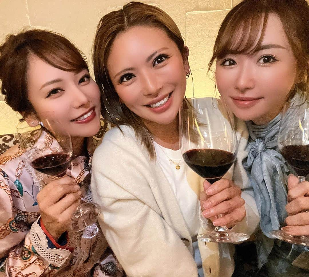 松川めぐみのインスタグラム：「おはよう御座います。 銀座高級クラヴで居眠りぶっこいたのは、わたくしです。笑 無事に目が覚めてよかったぜ。笑  今月は ママと呼ばれる４人で食事会する。 まじで四皇w アタクシ達強過ぎんのよ。 本音を言えば弱くなって男性に守られて 養われたいんよwwW 泣けんのよw  #将来の夢はお嫁さん  #憧れは専業主婦 #誰も信じてくれない」