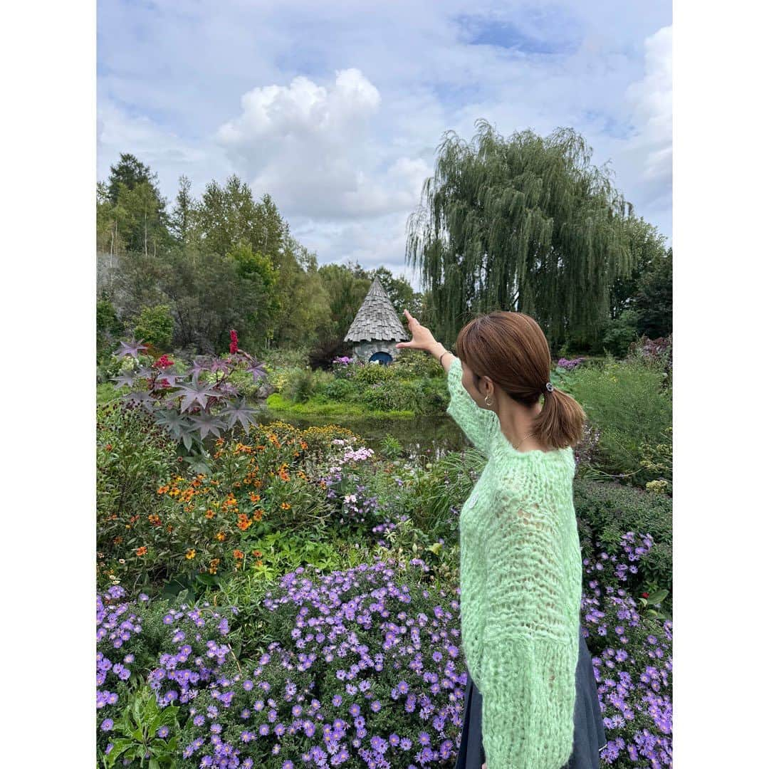 武村八重子さんのインスタグラム写真 - (武村八重子Instagram)「〜北海道旅行③〜 トマムから富良野へ行って泊まったフラノホテル。 バチェラーにも出てたけど、6月はラベンダー🪻が広がってとても綺麗との事。 ラベンダーは見られなかったけど、それでもお部屋に温泉♨️あって、お食事美味しかったから大満足‼️ . ここから札幌に向かったのだけど、途中行きたかった美瑛から上野ファームへ☺️ 本当に素敵なガーデンが広がっていて、沢山のお花に囲まれ、ここで彼氏も見つけて笑😆 素晴らしい場所でしたー！ . そして、かんのファームにも寄ったのだけど、頂いた🌽が美味しすぎて、生で食べられるとの事で初めて生のトウモロコシ食べた😋 沢山お土産に買ってきたのです。 . 北海道は魅力がいっぱい！ . @ueno_farm  @kanno_farm_official  @furanohotel  #北海道旅行 #かんのファーム #上野ファーム #富良野 #富良野ホテル #北海道グルメ #秋だけど夏休み #車の中はずっと仕事の電話💦 #イライラが止まらなかったけどガーデンで癒された」10月13日 11時35分 - piano_yae