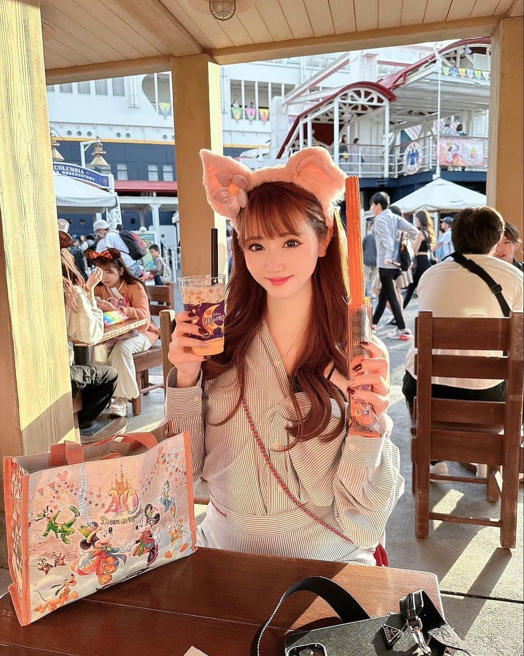 Reiのインスタグラム：「40周年💛🩷🩵💜 ハロウィンディズニー🎃🦇🕸  幸せ空間すぎた🫠🧡  . . .  #disneysea #linabell」