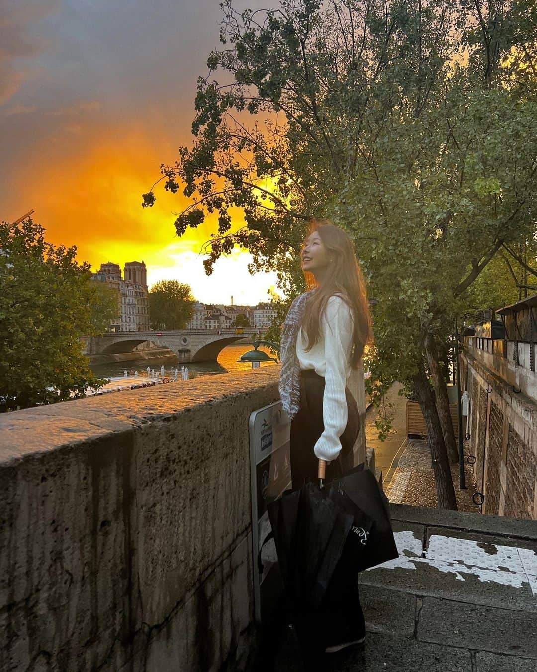 キム・グリームのインスタグラム：「가슴한켠 스산하게 아린 기분이 드는거 보니까 나 가을타네.. 🫠🍂   #가을타나봐 #GreeminFrance_Paris」