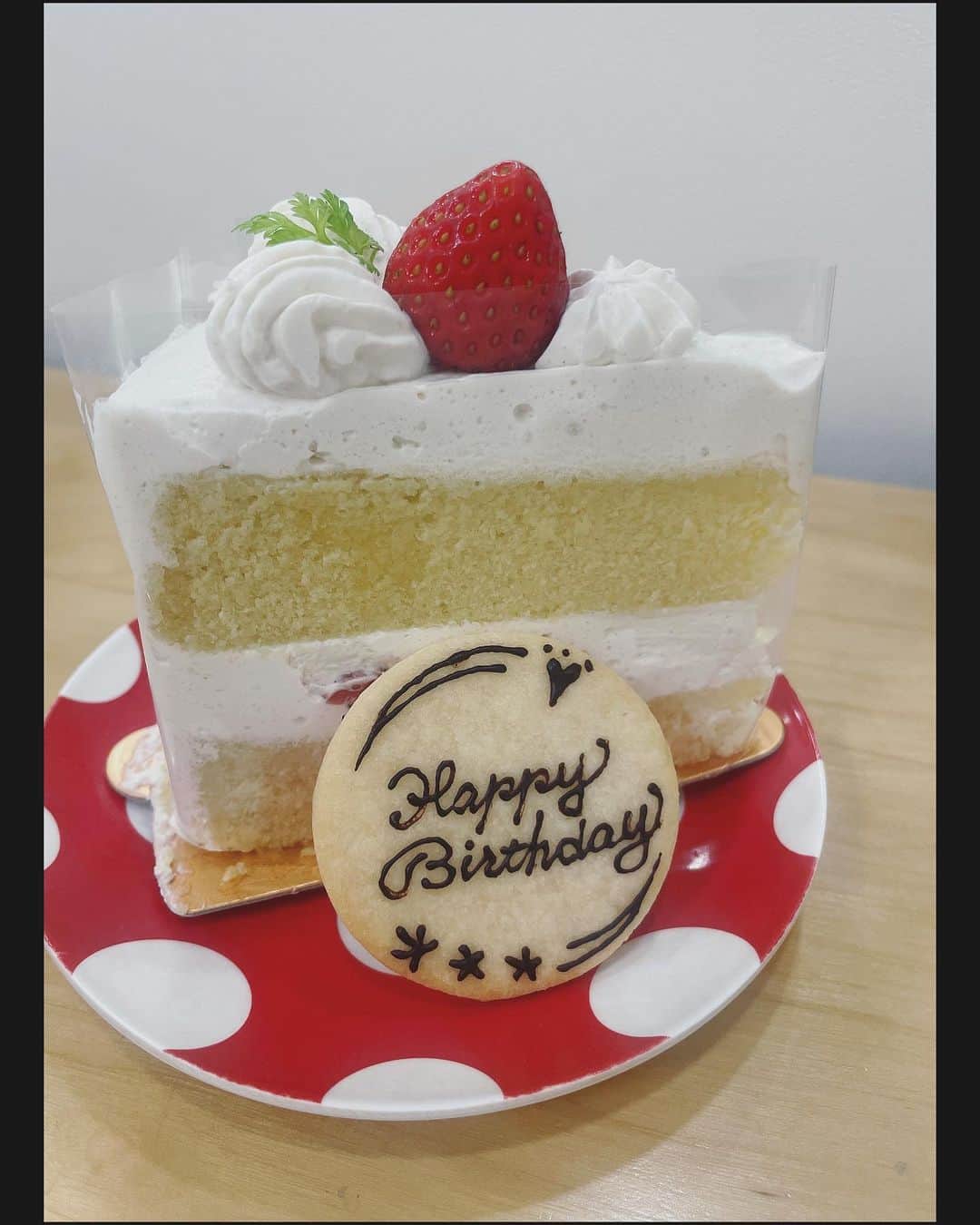 のインスタグラム：「. 昨夜は遅くなってしまったマネージャーさんのHAPPY BIRTHDAYをお祝いしたよ♪  夜中の生放送だから、からだにやさしくヘルシーで美味しいケーキはマルブルさん🎂  こちらのケーキを初めて食べたときの衝撃は忘れられない🍓💕  #happybirthday プレートも付けてくださって嬉しかったです🙏✨  秘密に購入して現場入りしたんだけど サプライズにマネージャーさんも喜んでくれて良い夜だった〜🌿😊」
