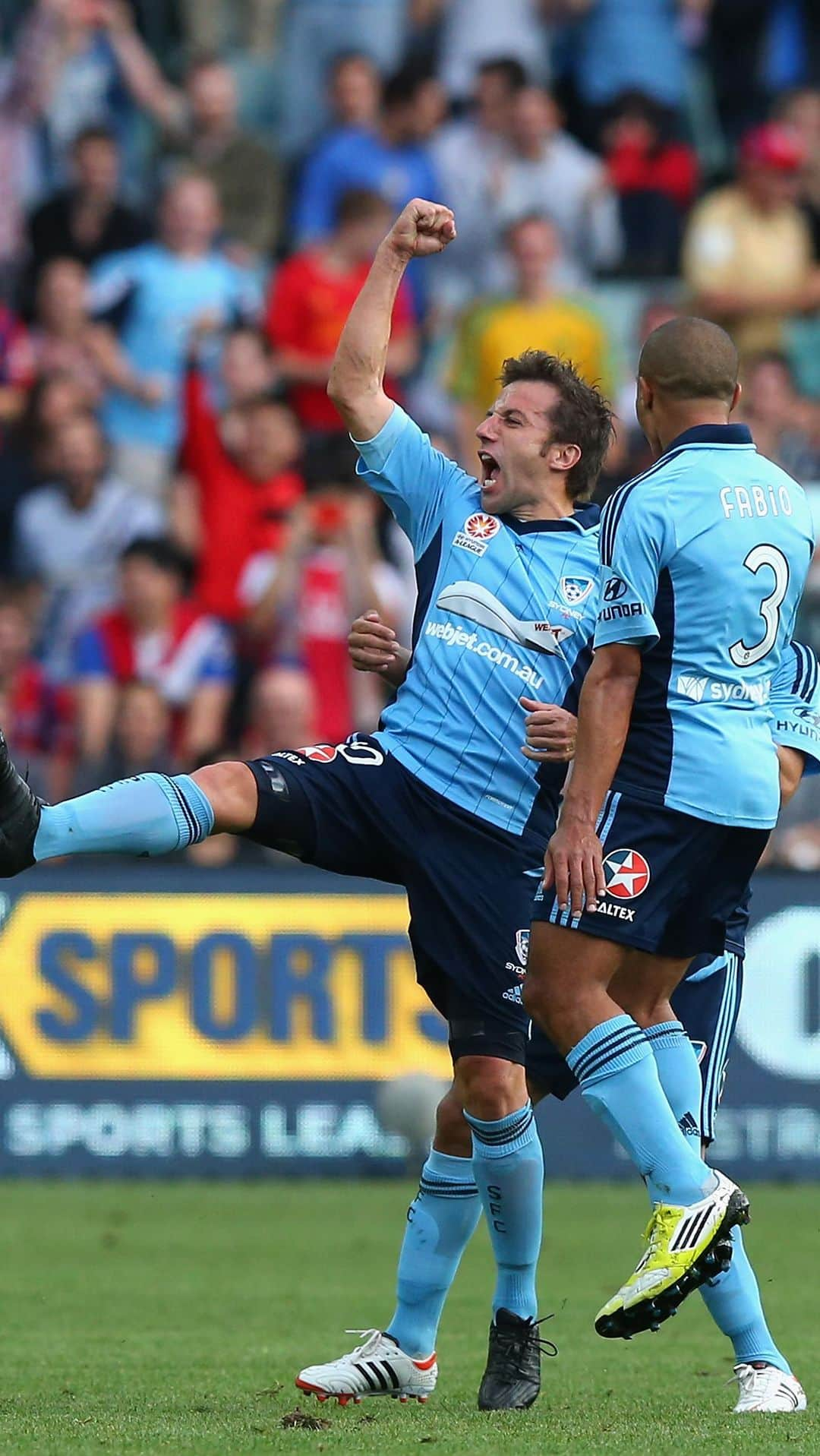 アレッサンドロ・デル・ピエロのインスタグラム：「On this day 11 years ago, Alessandro Del Piero made his Sydney FC home debut and took just 27 minutes to set Allianz Stadium on 𝐟𝐢𝐫𝐞 🔵🔥  A piece of magic from the Italian maestro 🪄  We couldn’t think of a better way to celebrate one week until the new Isuzu UTE A-League season 🙌」