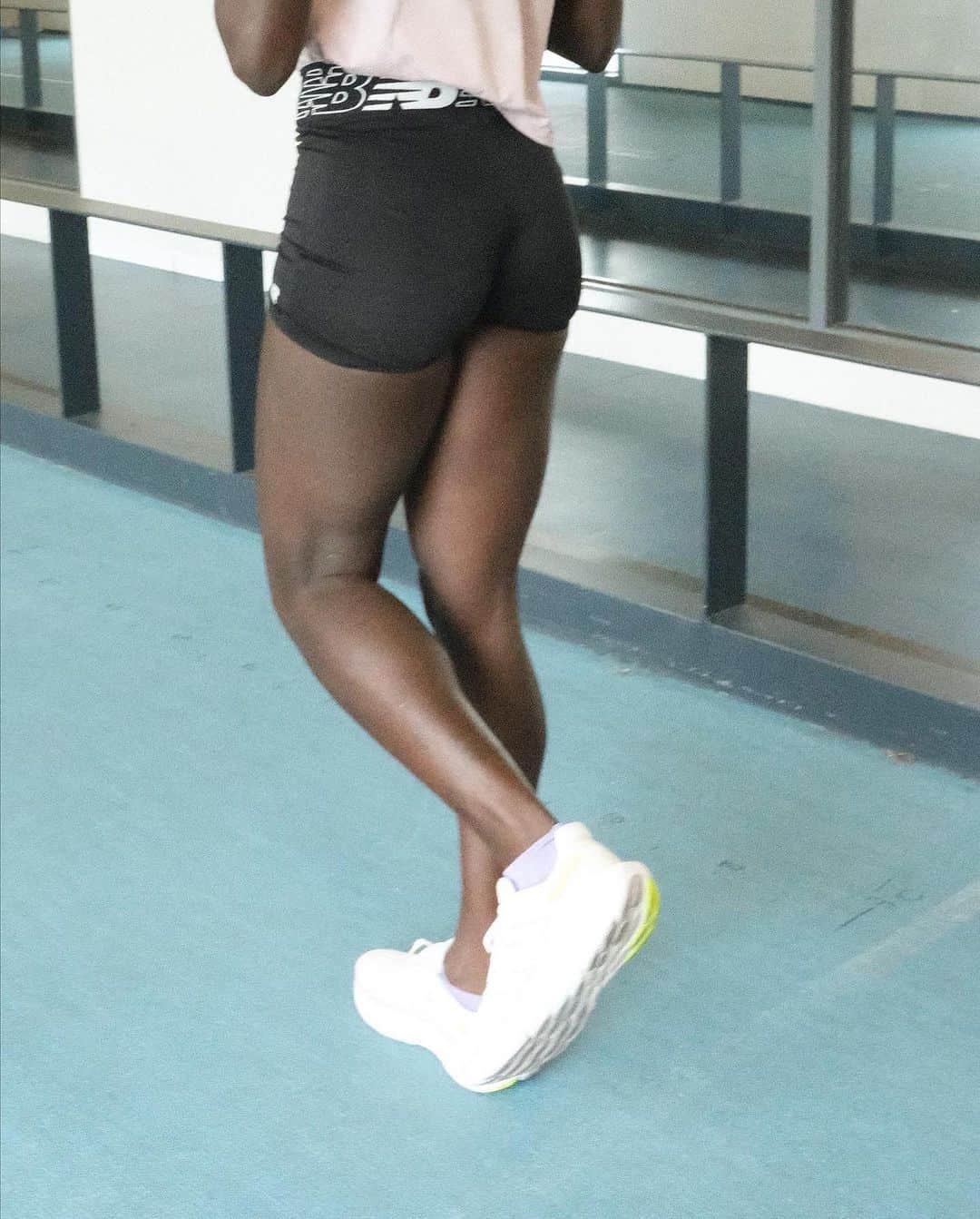 NANA OWUSU-AFRIYIEさんのインスタグラム写真 - (NANA OWUSU-AFRIYIEInstagram)「New Balance Fresh foam 1080v13 on film 🎬 They are available in store and online today @newbalance @newbalancerunning New level of comfort on my feet 👣」10月13日 11時41分 - nanaaowusu